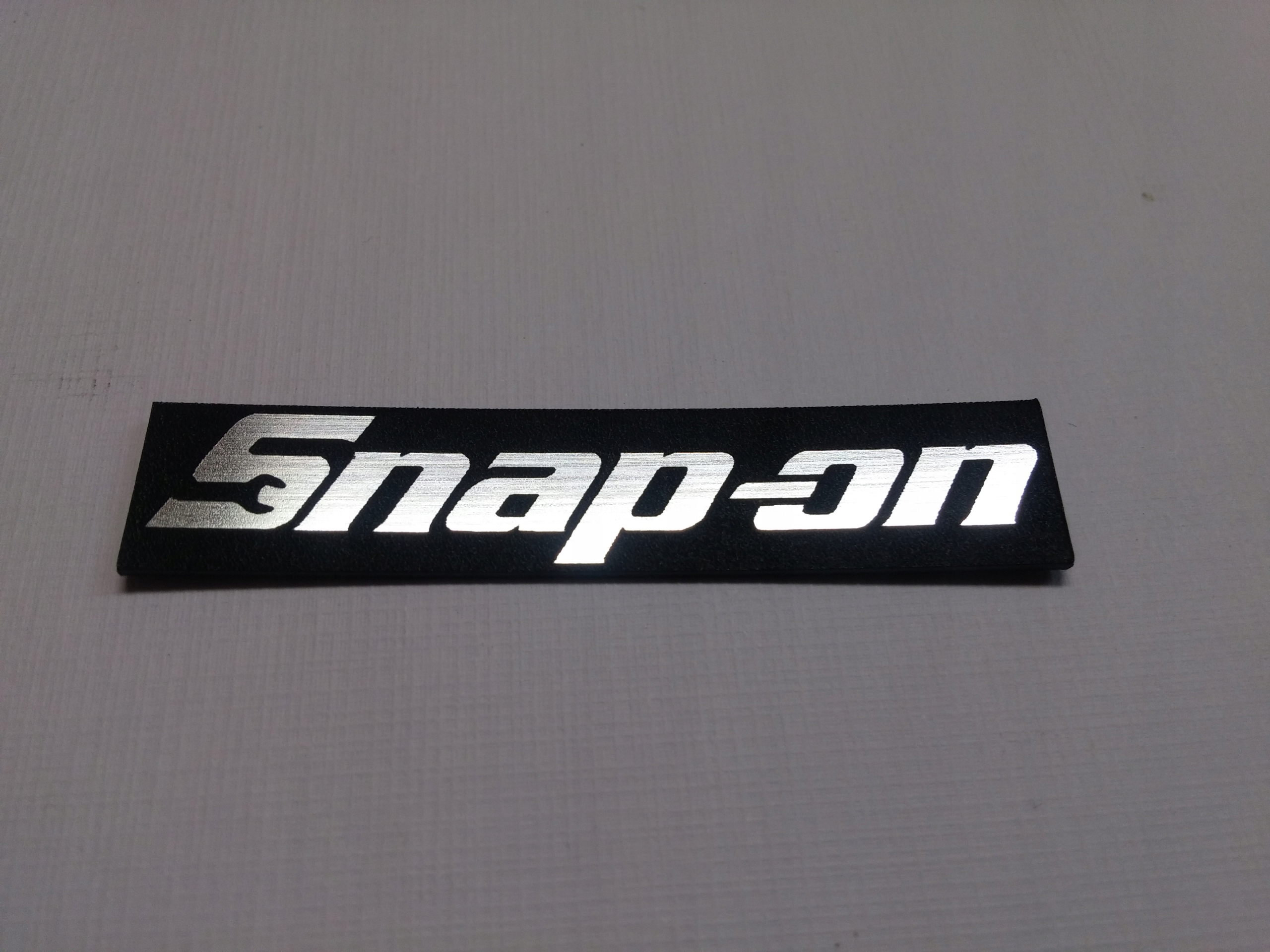 

Snap-on naklejka emblemat 120 x 29 mm * Srebrna