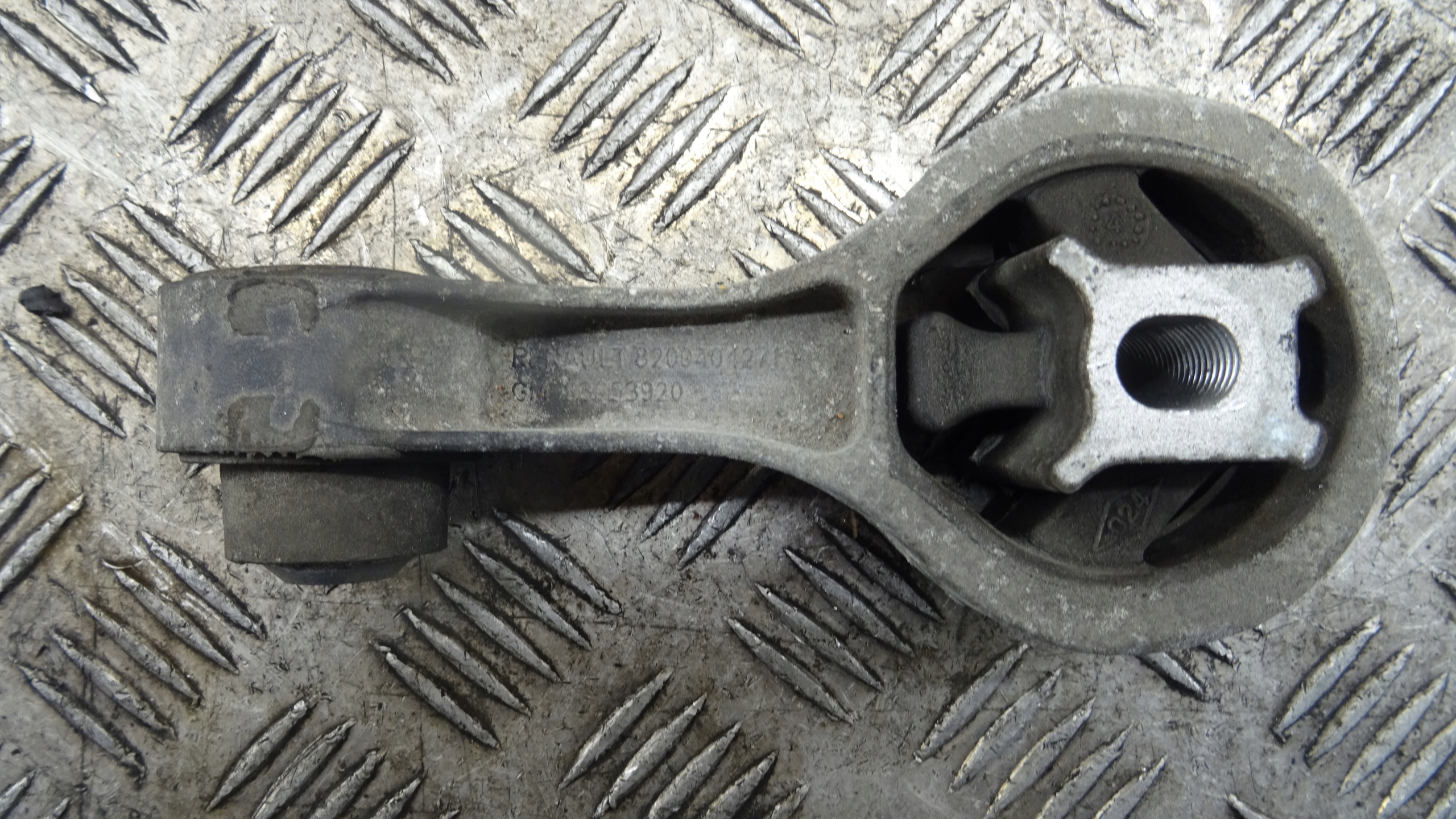 Renault OE 8200404271 engine mount NR M570