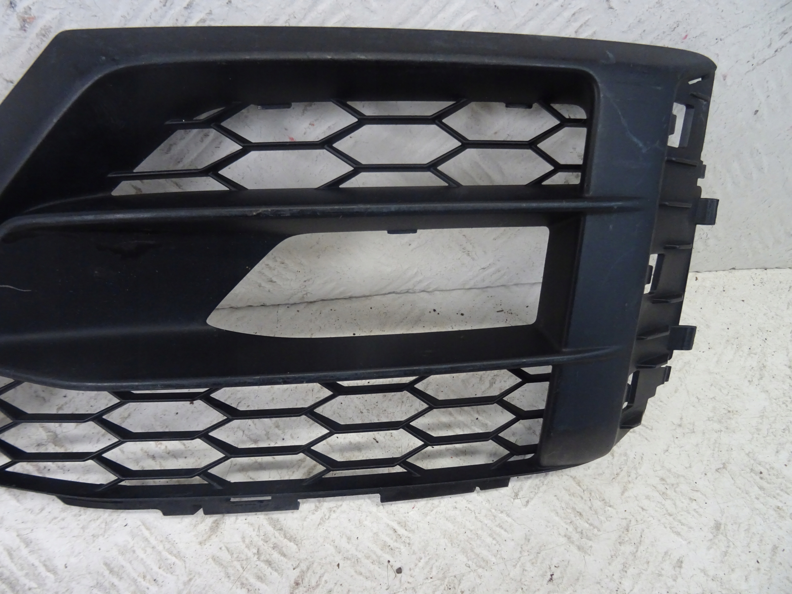 grid of a bumper front front left AUDI Q2 S-LINE 81A807681C