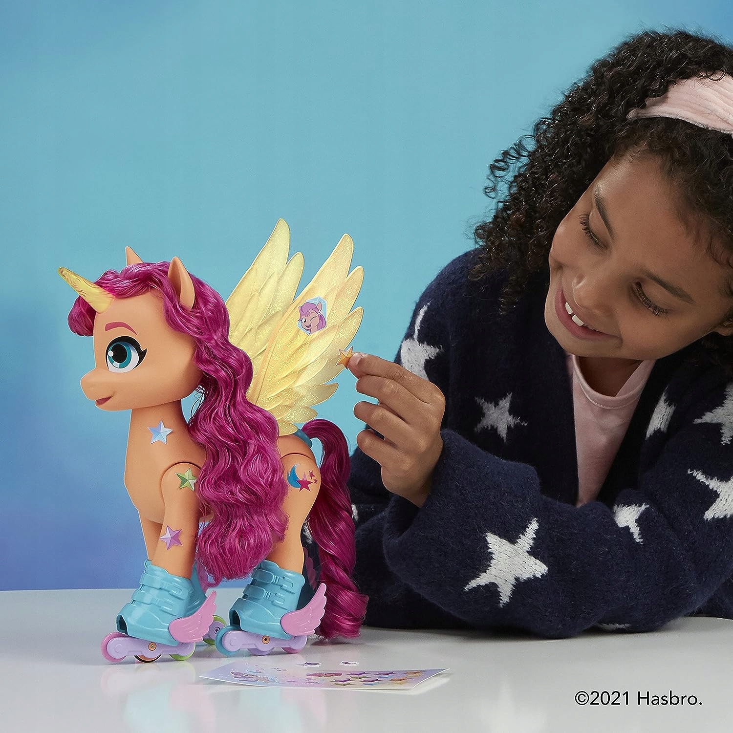 MY LITTLE PONY ŚPIEWAJĄCA SUNNY JEŹDZI NA ROLKACH I ŚPIEWA PIOSENKI HASBRO Minimalny wiek dziecka 5