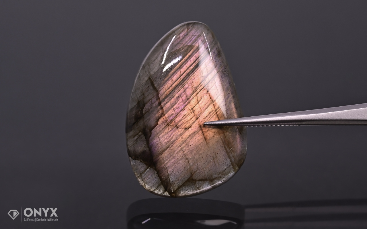 Labradorit kabošon nepravidelný 34,5x23,5 mm