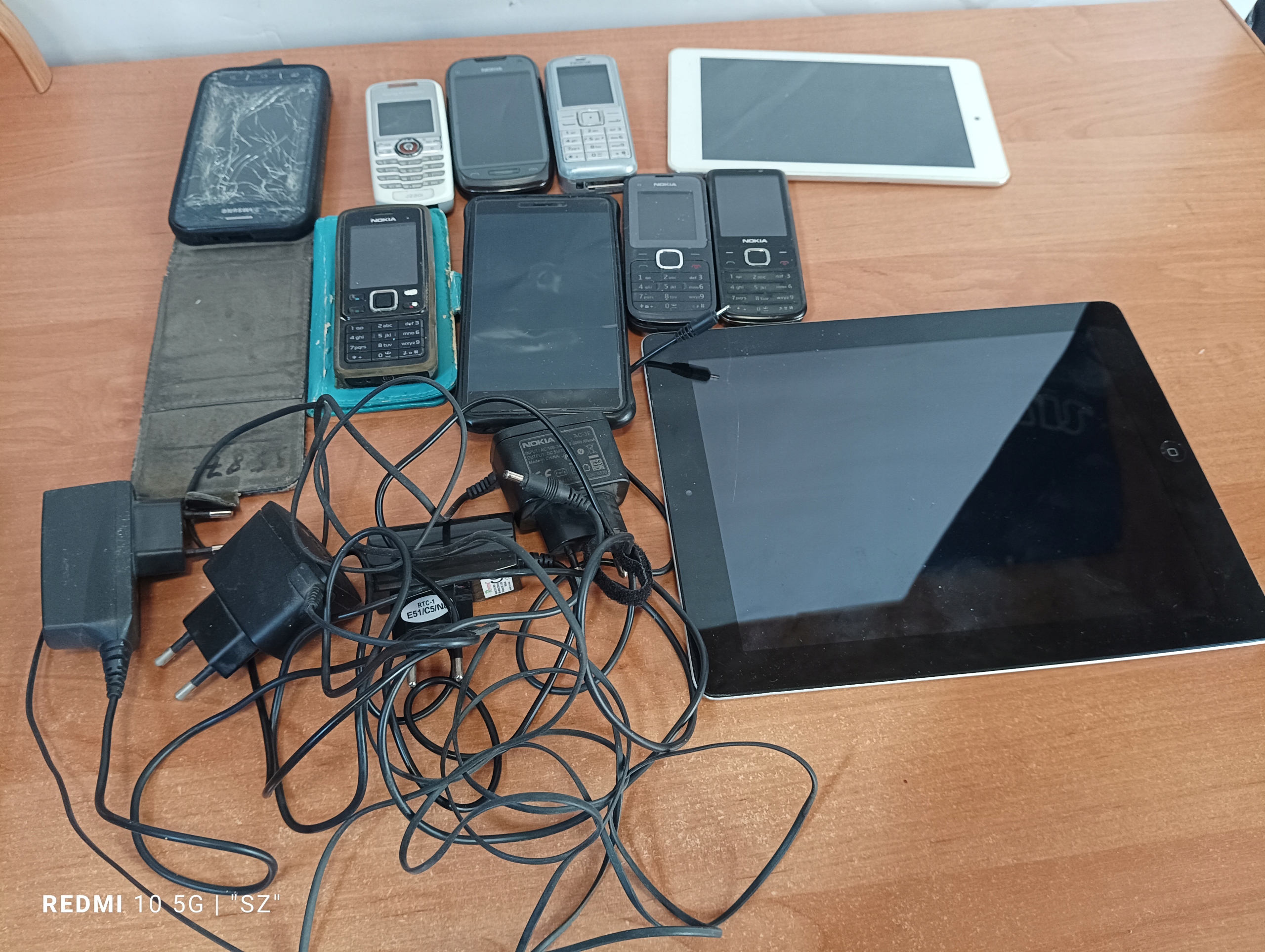 Старые телефоны-IPAD APPLE A1395 другое