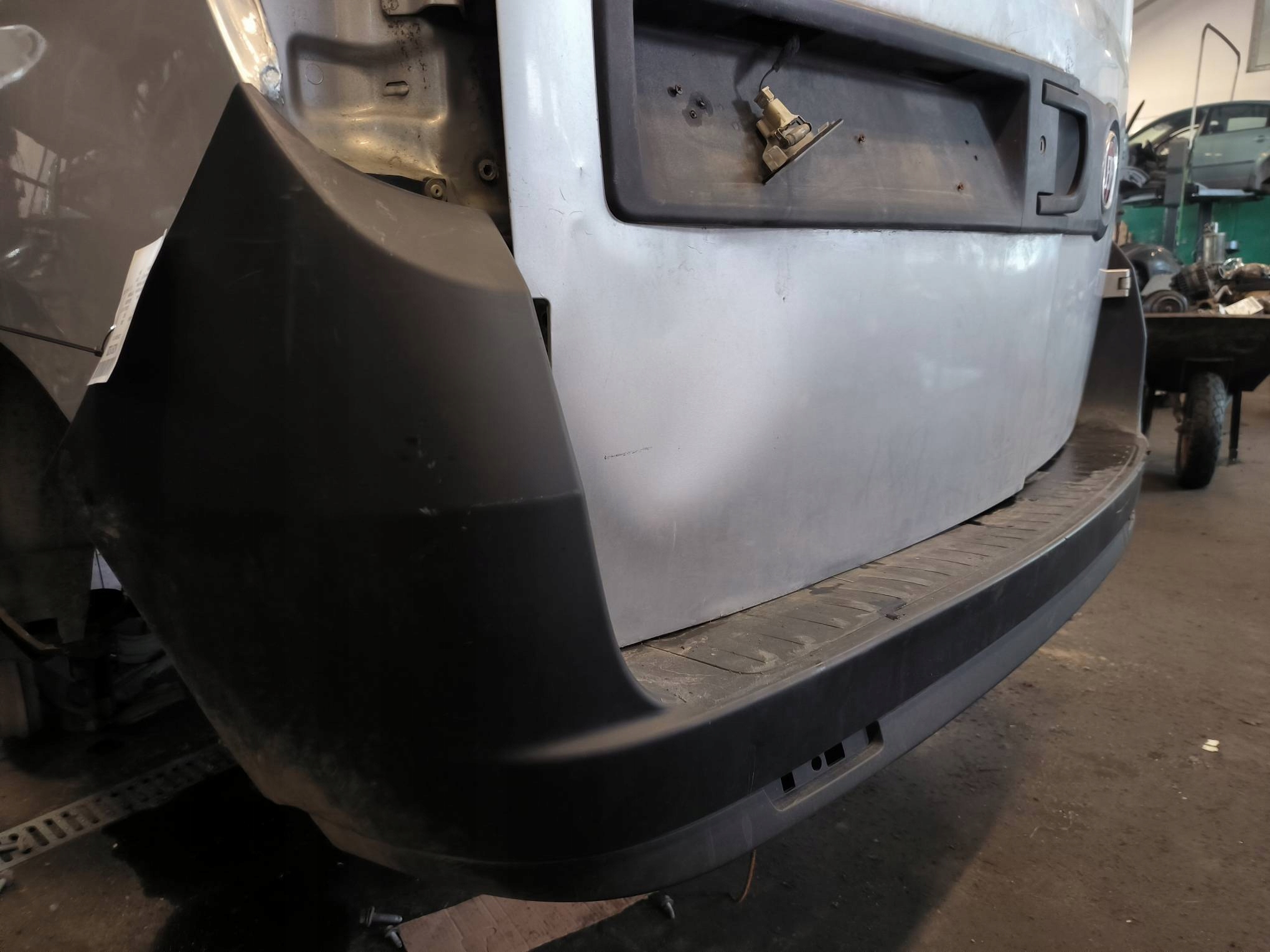 Stoßstange heck schwarzer FIAT DOBLO II LIFT