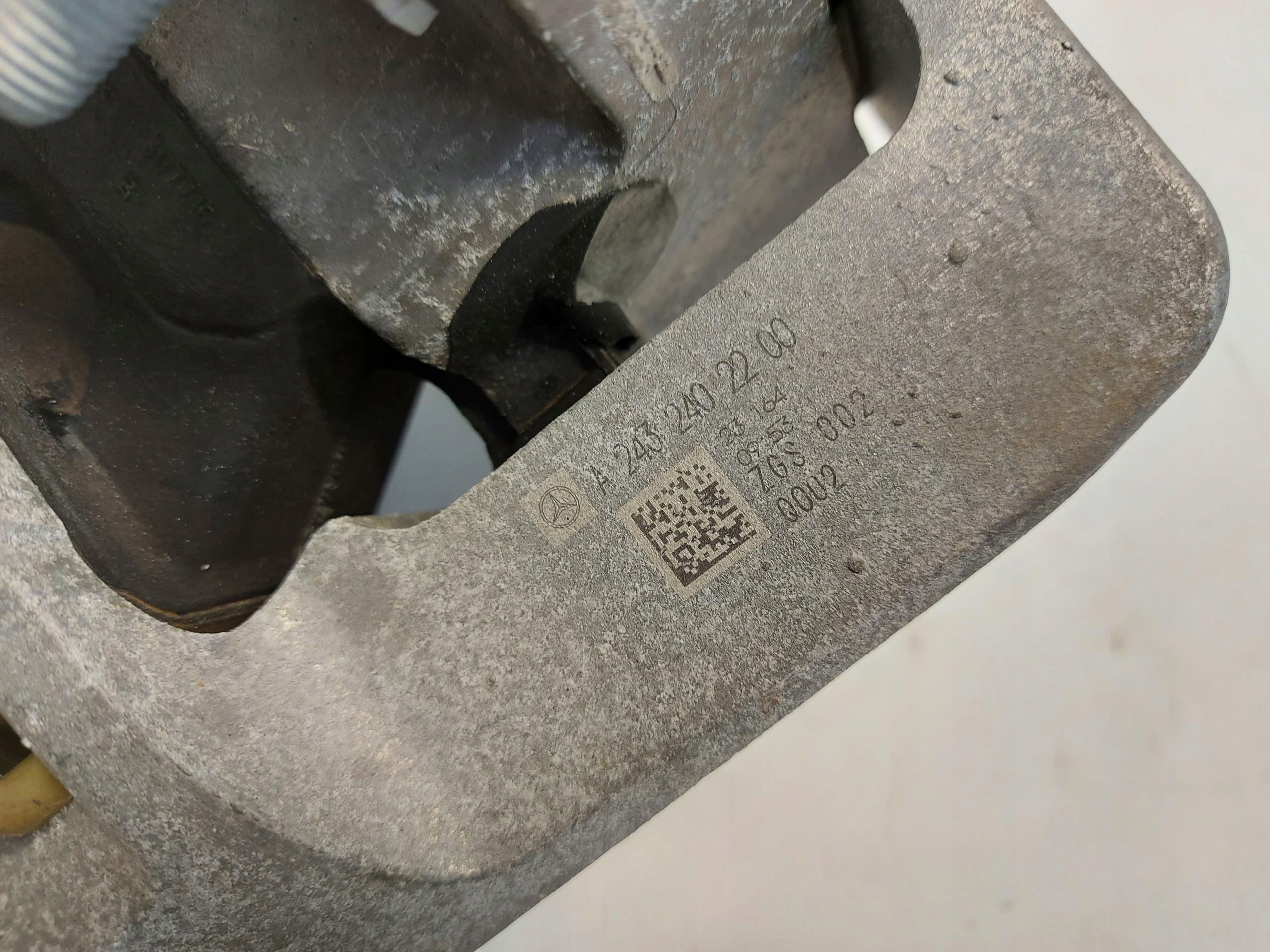 engine mount right A2432402200