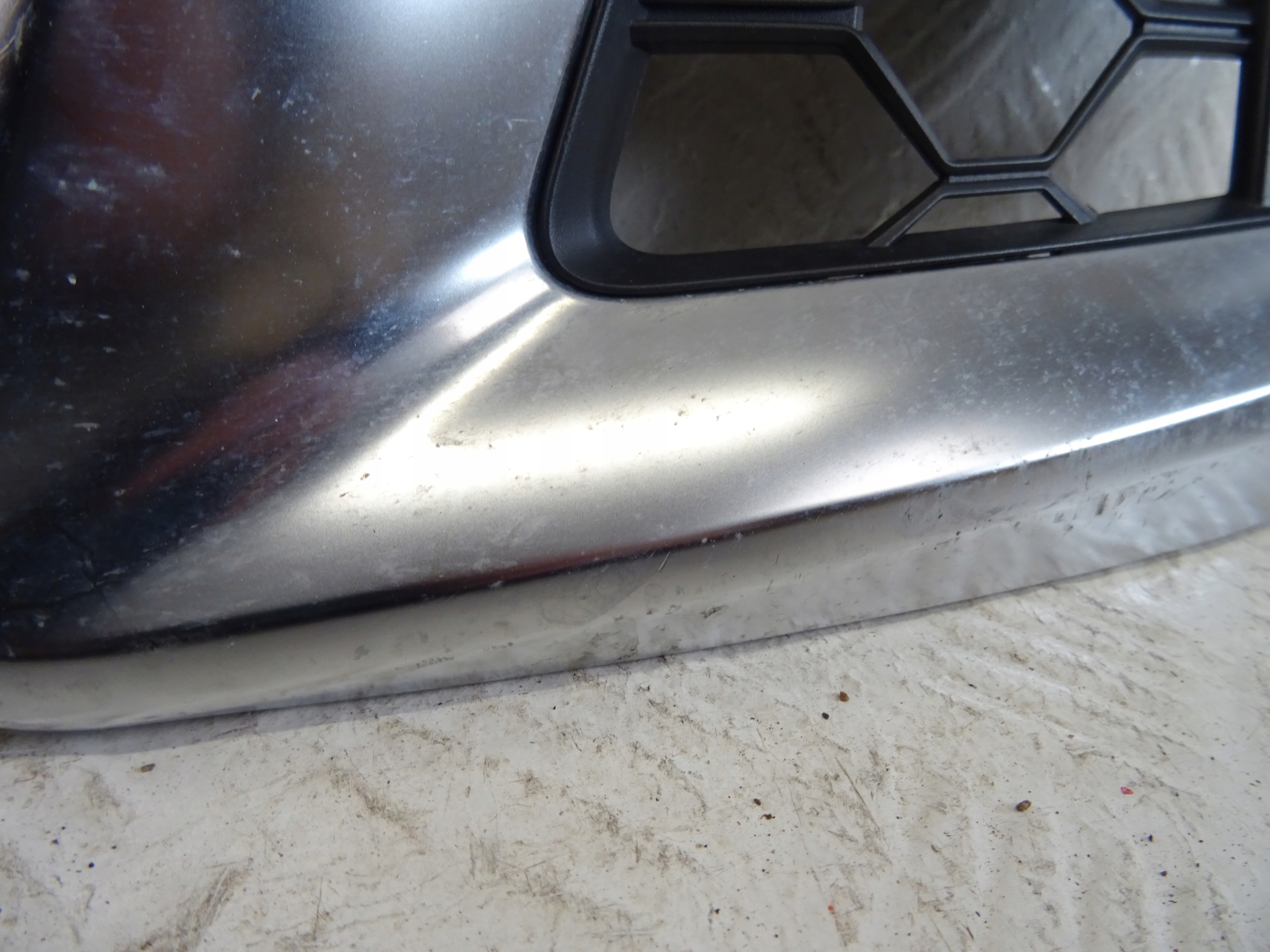 grid of a bumper front front right AUDI A4 B9 S-LINE LIFT 8W0807682AM