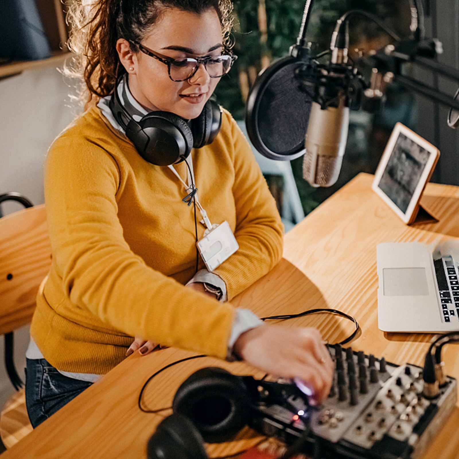 MIKROFONY SCENICZNE Z KLIPEM PRZEWODOWYM MIKROFONY BEZPRZEWODOWE Model 36074925