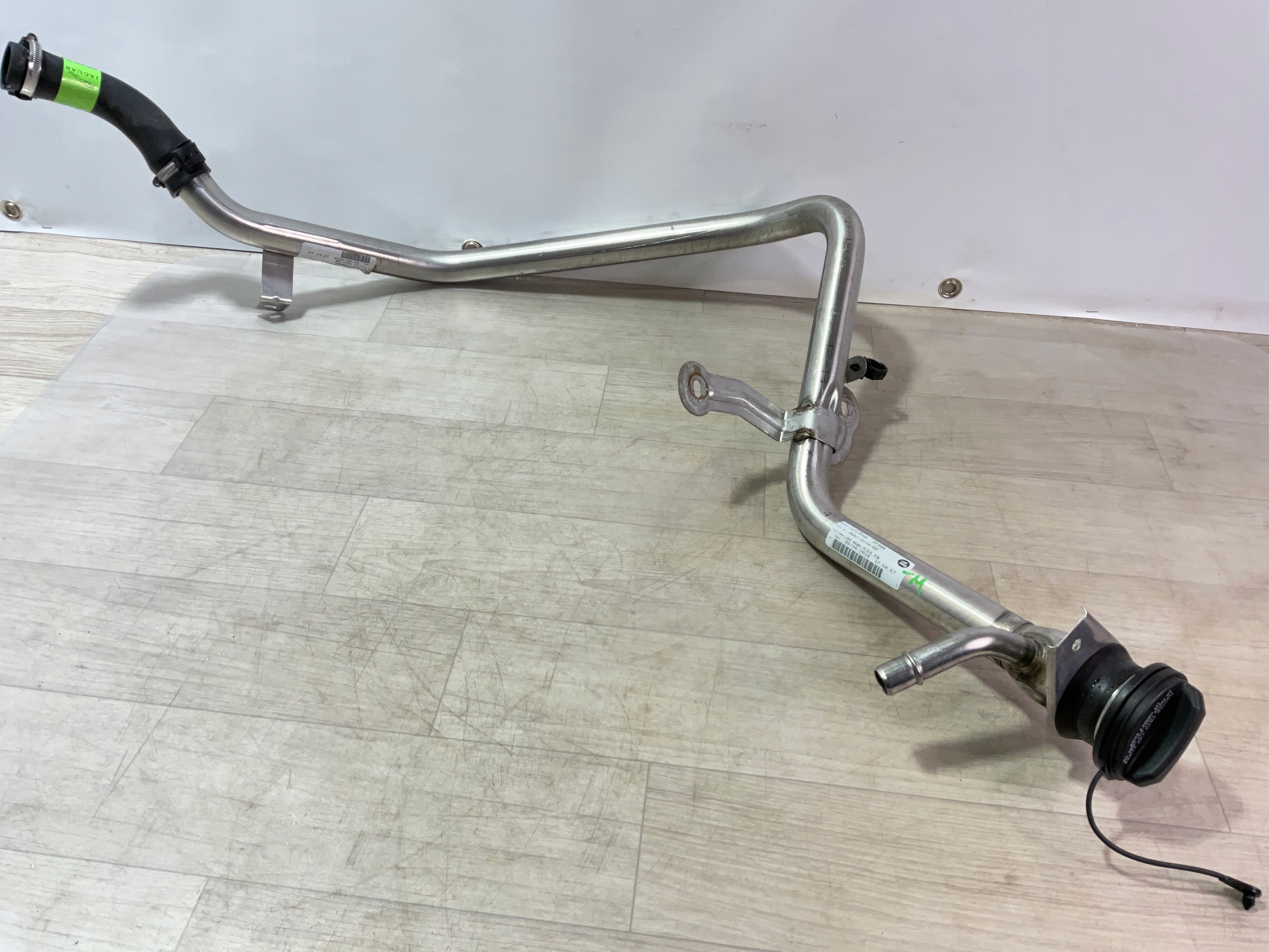 F-PACE ВЕЛЯРНА ТРУБА ПАЛИВНОГО БАКА J8A2-9034-BB