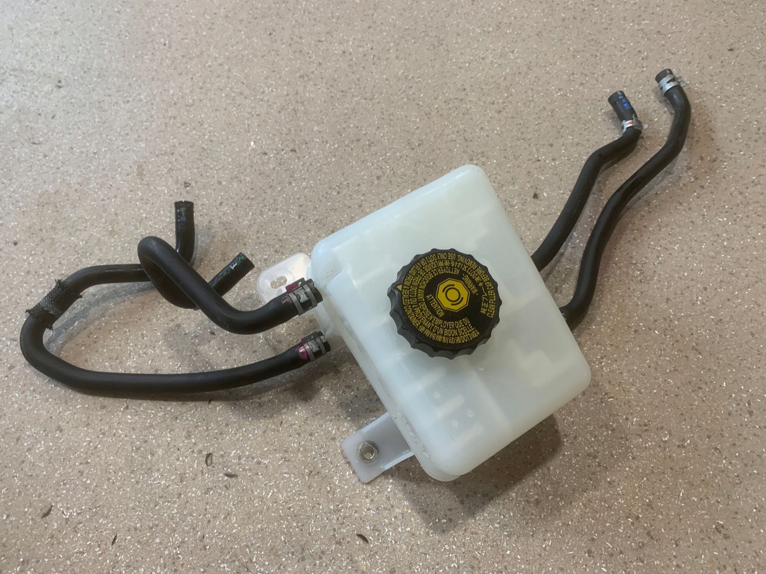 бачок тормозной жидкости lexus RX 450H