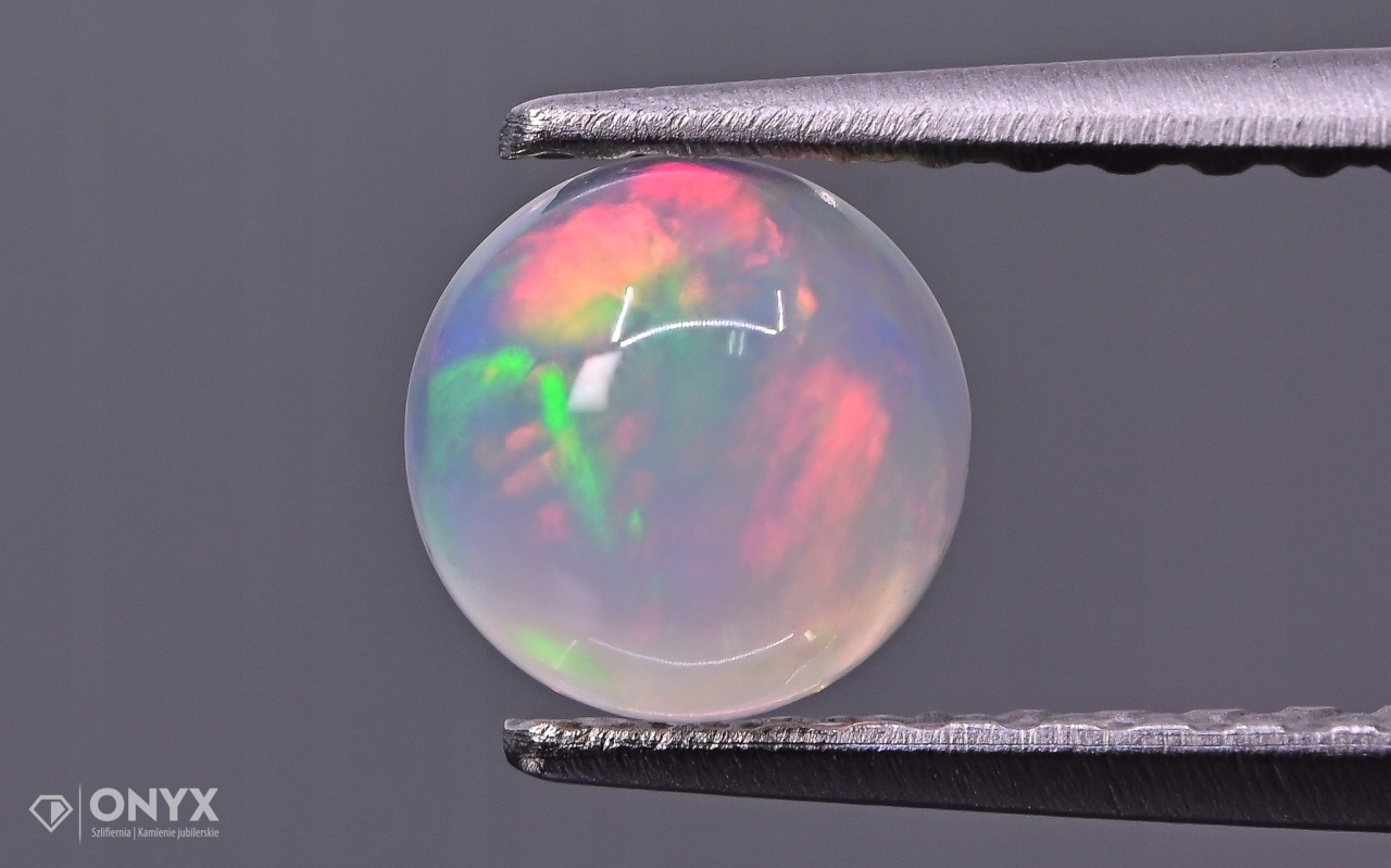 Opál z Etiopie kabošon kulatý fi 5,1 mm