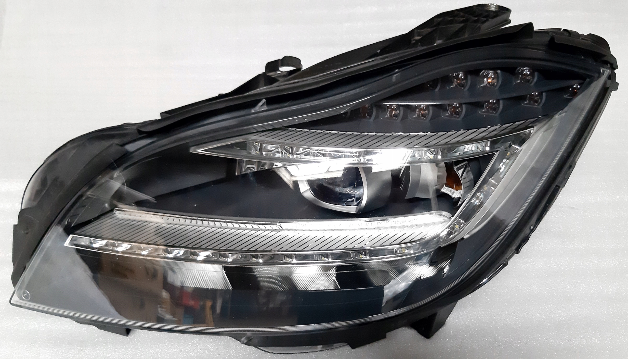 MERCEDES КЛС W218 ФАРА ФАРА