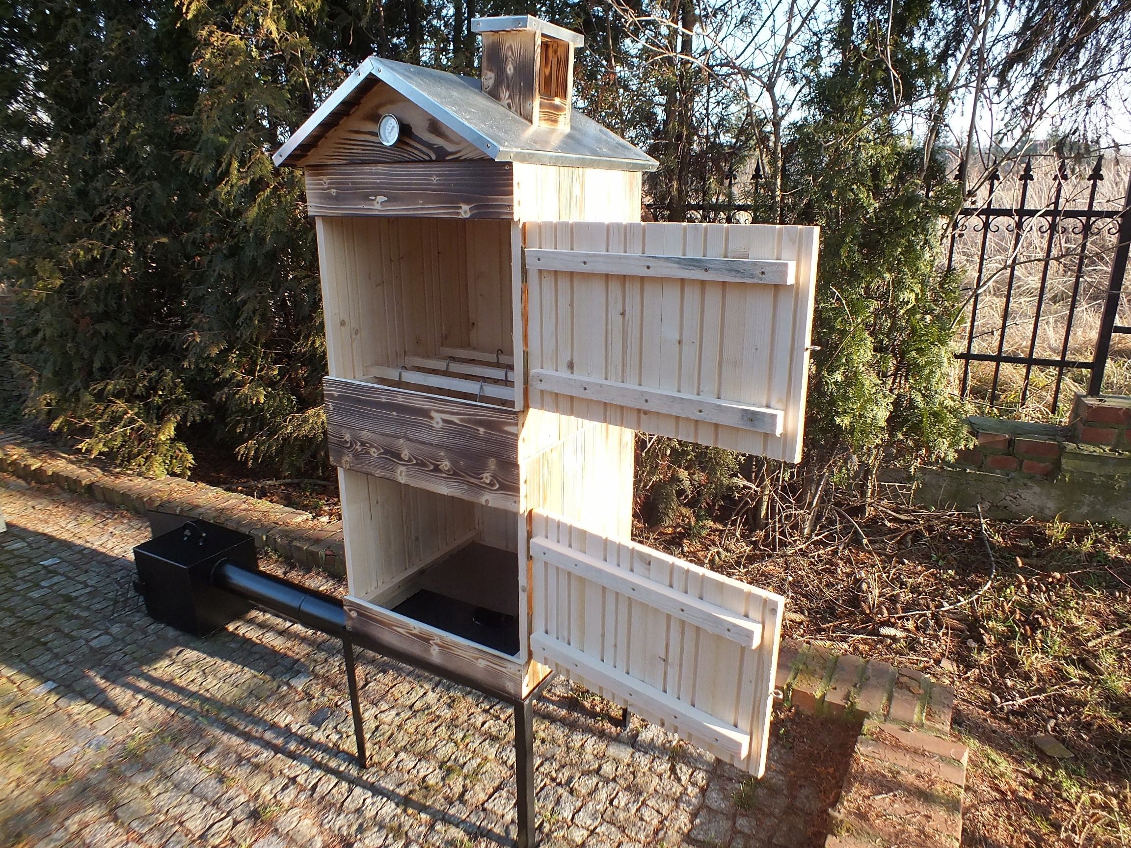 WĘDZARNIA DREWNIANA OGRODOWA XXL DACH OBITY BLACHĄ Kod producenta Wędzarnia