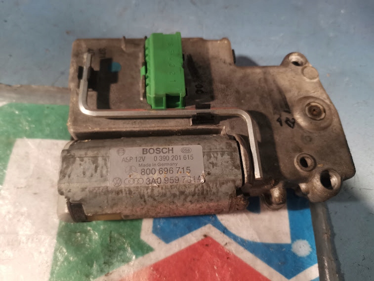 silnik silniczek szyberdachu VW AUDI 3A0959731A Producent części Bosch