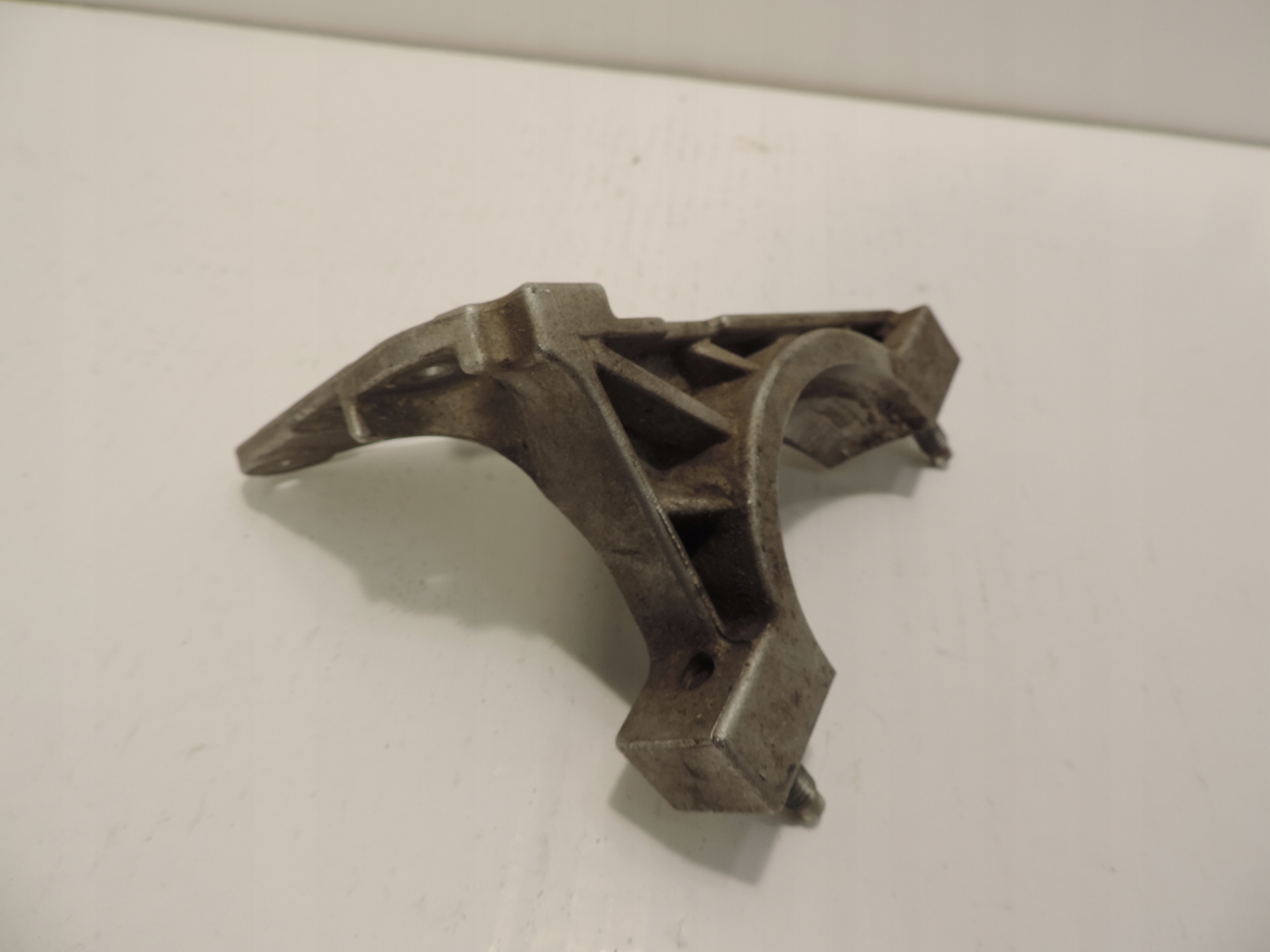 PODPORA PÓŁOŚI ŁAPA M1T6-3K305-AA FORD PUMA MK2 1,0 Numer katalogowy części M1T6-3K305-AA