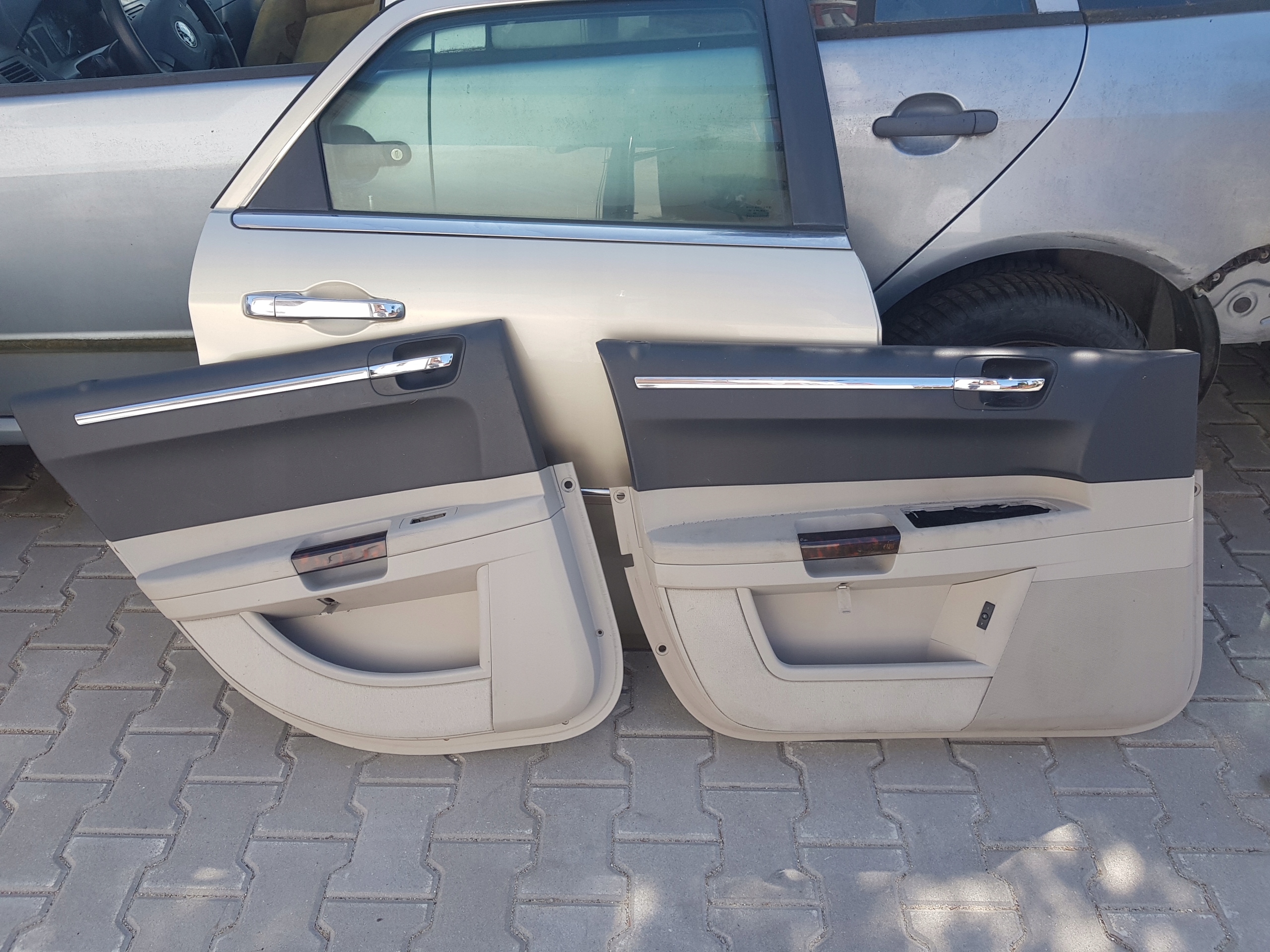 CHRYSLER 300C замок левый