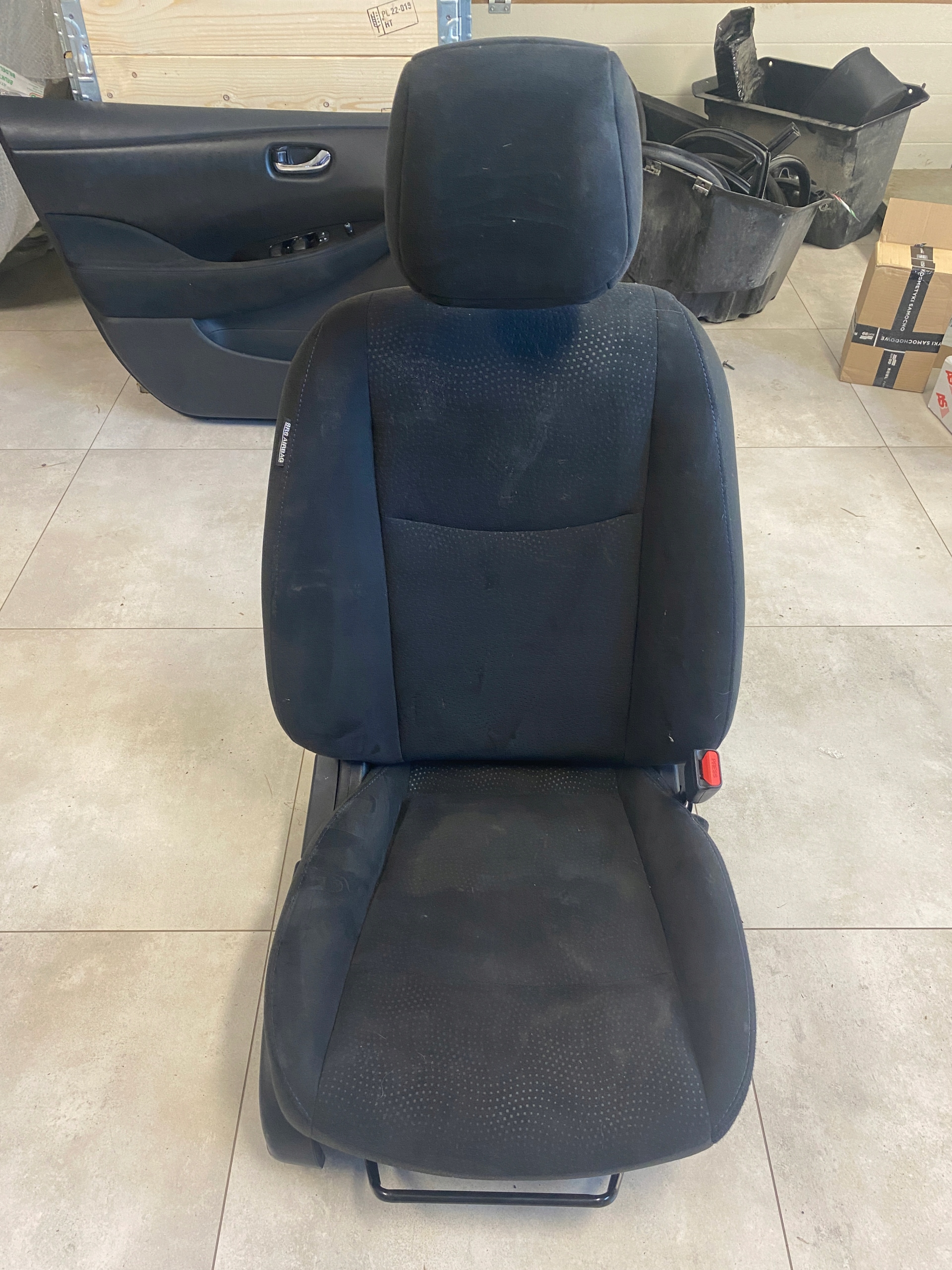 NISSAN LEAF I СТІЛЕЦЬ ПАСАЖИРА ПРАВИЙ ПЕРЕД