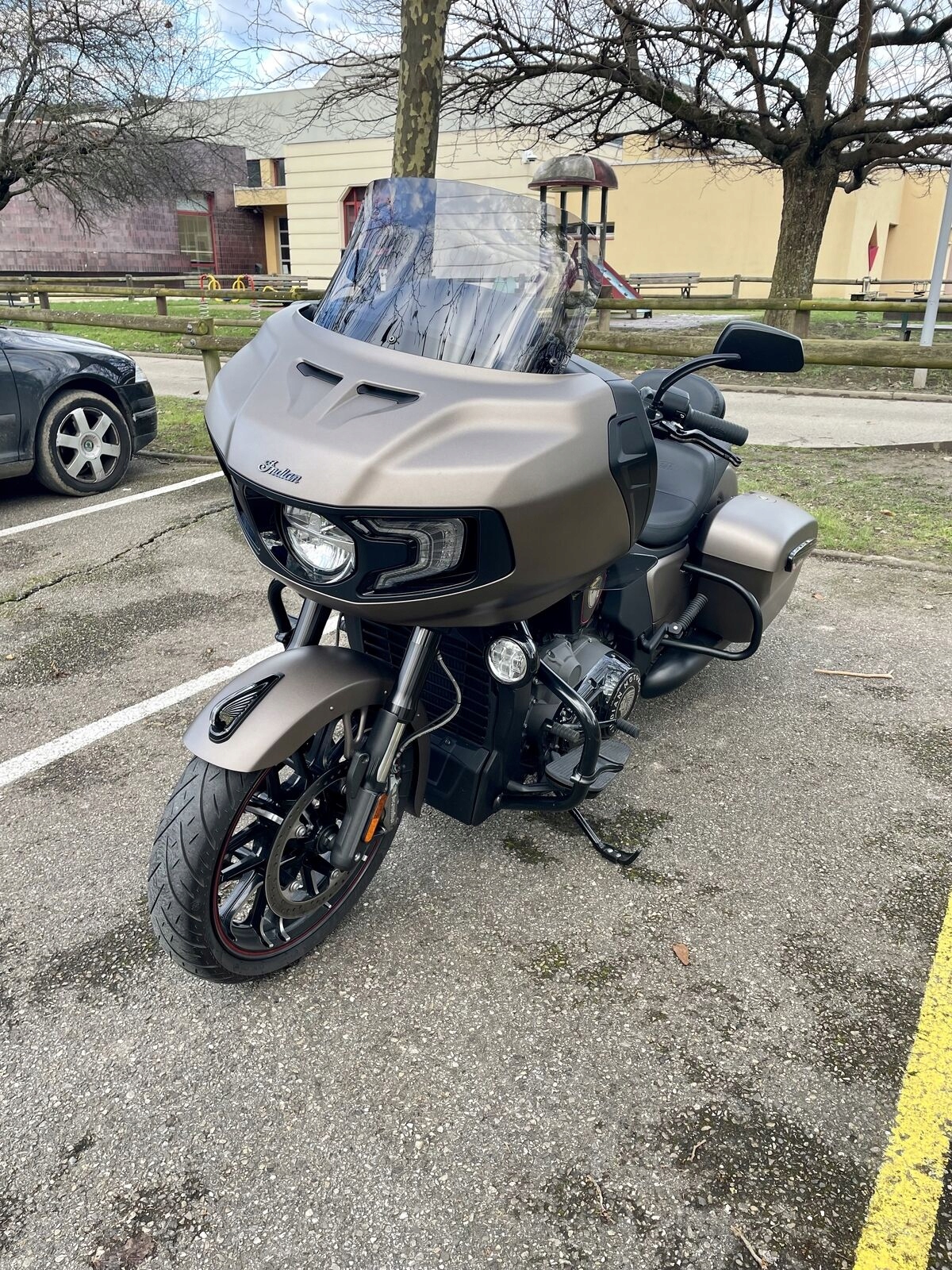 Sklo pro indické Pursuit 1800 (2020-2025) Turistika 48 cm 5 mm Ohýbané