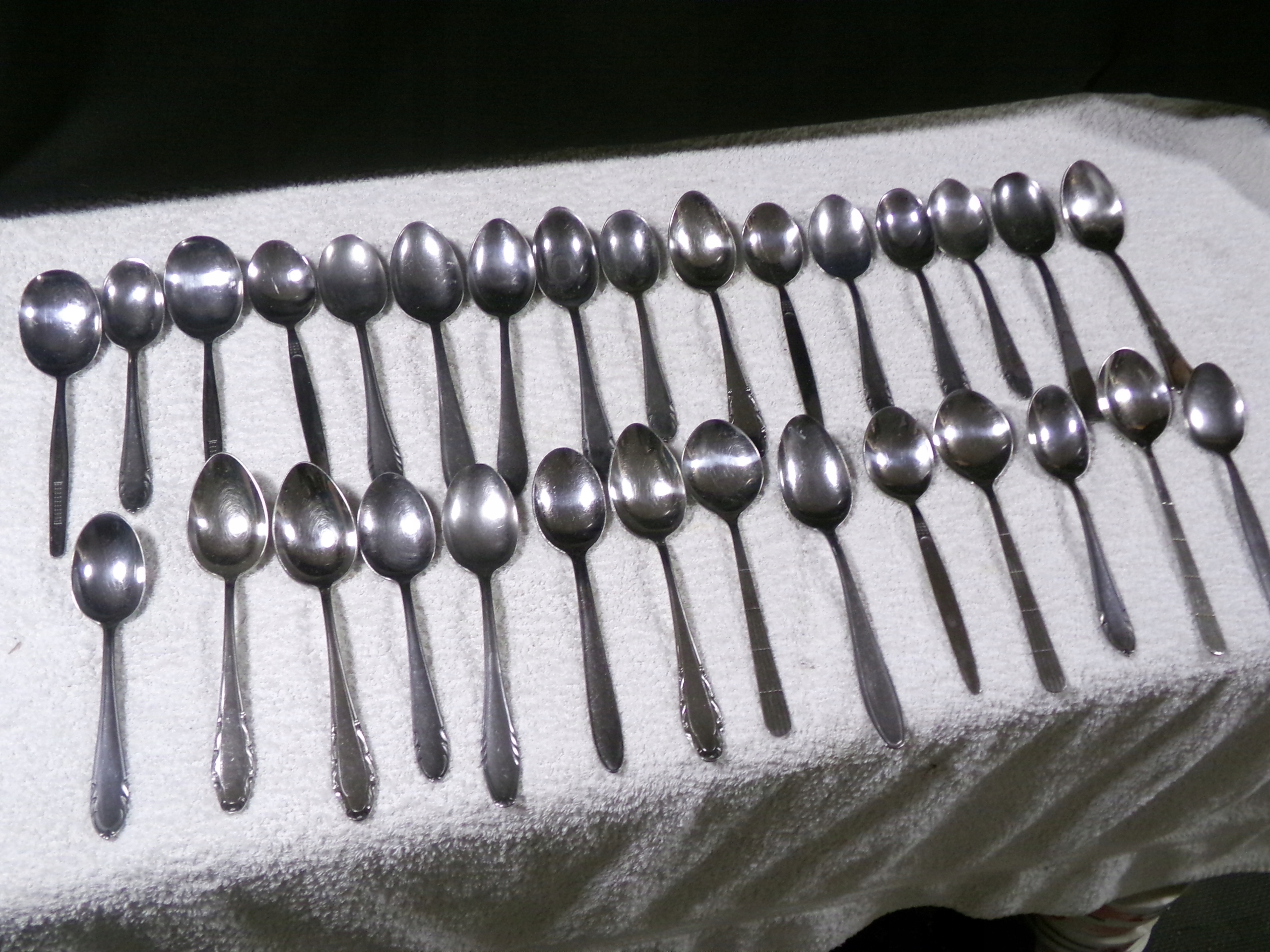 30 ŁYŻEK STOŁOWYCH