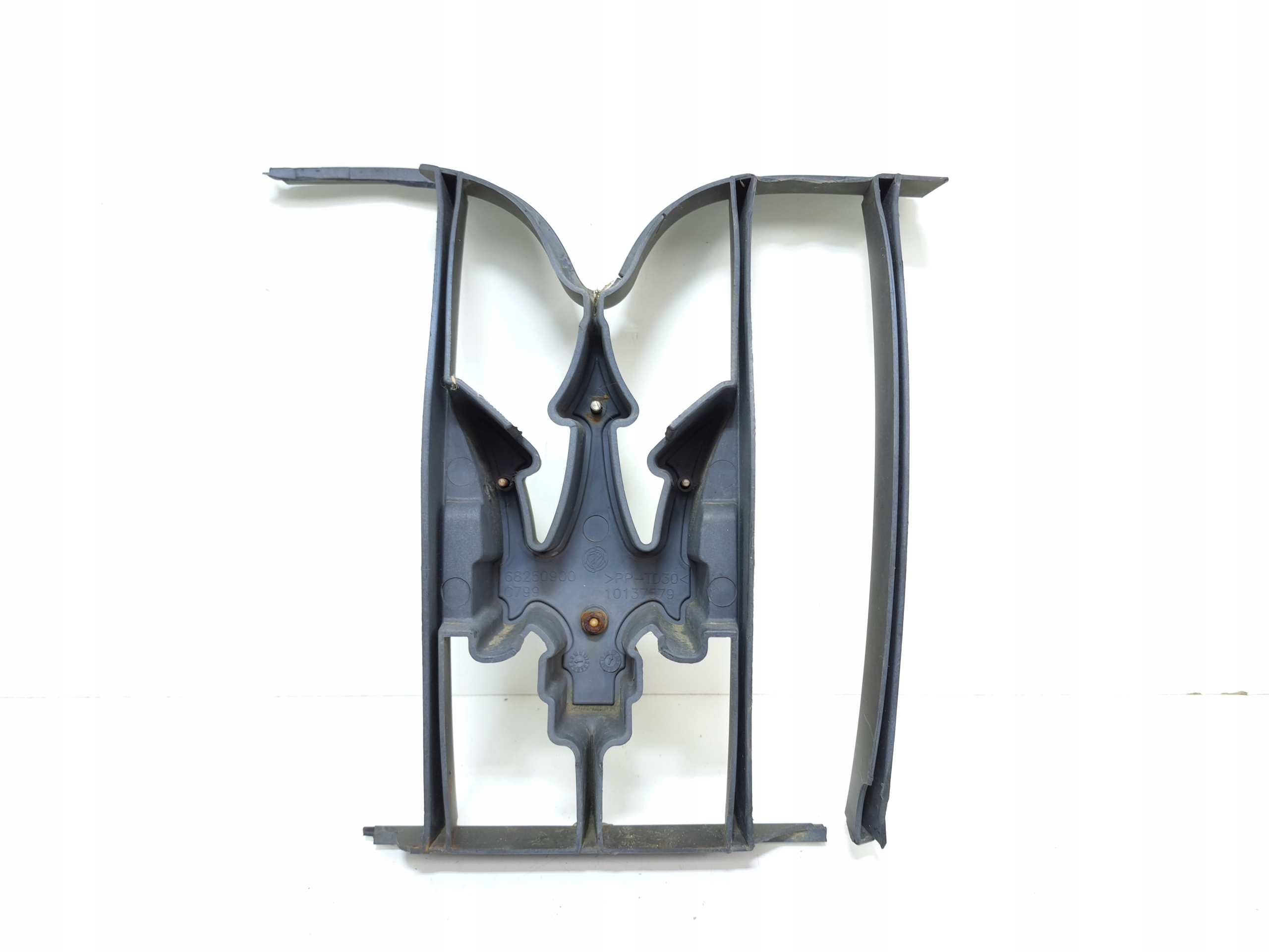 MASERATI GRANTURISMO ZNACZEK EMBLEMAT LOGO GRILLA PRZOD 68250900 Numer katalogowy części 68250900 , 10137579