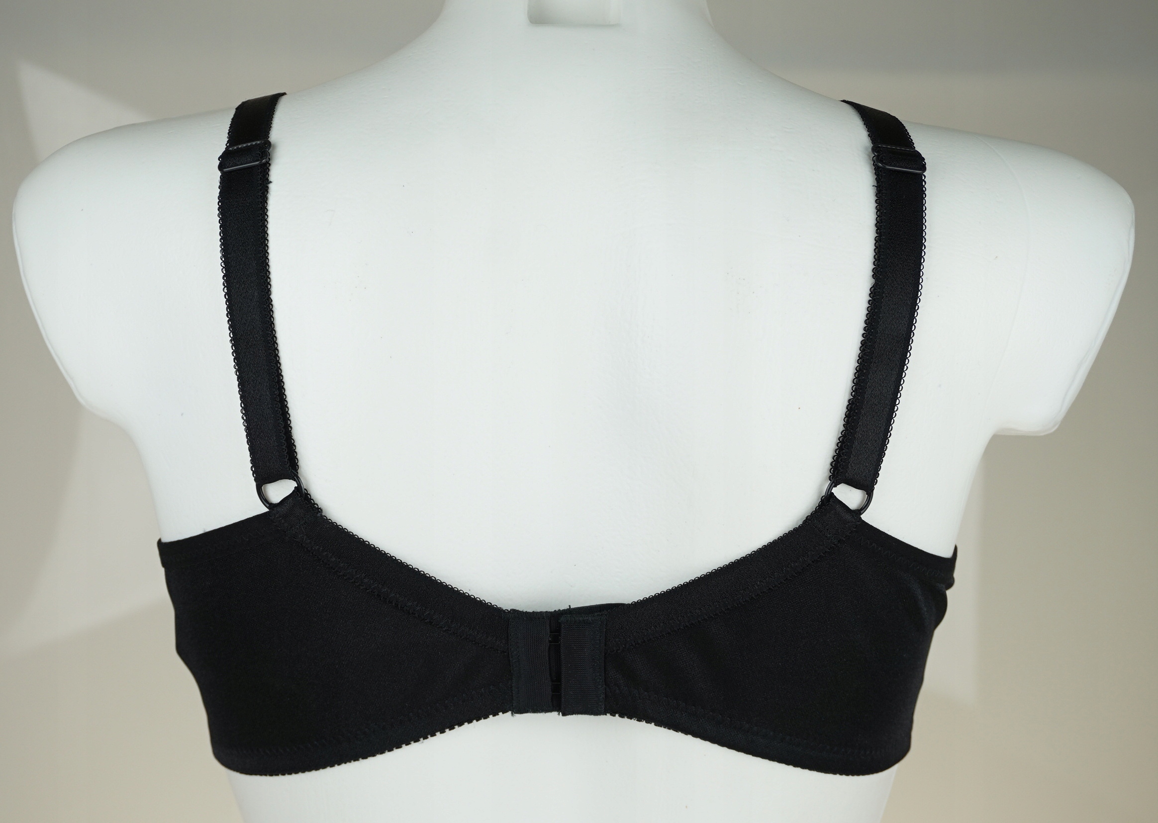 NATURANA 5335 BIUSTONOSZ KLASYCZNY USZTYWNIANY bez fiszbin CZARNY HAFTY 90A Model 5335