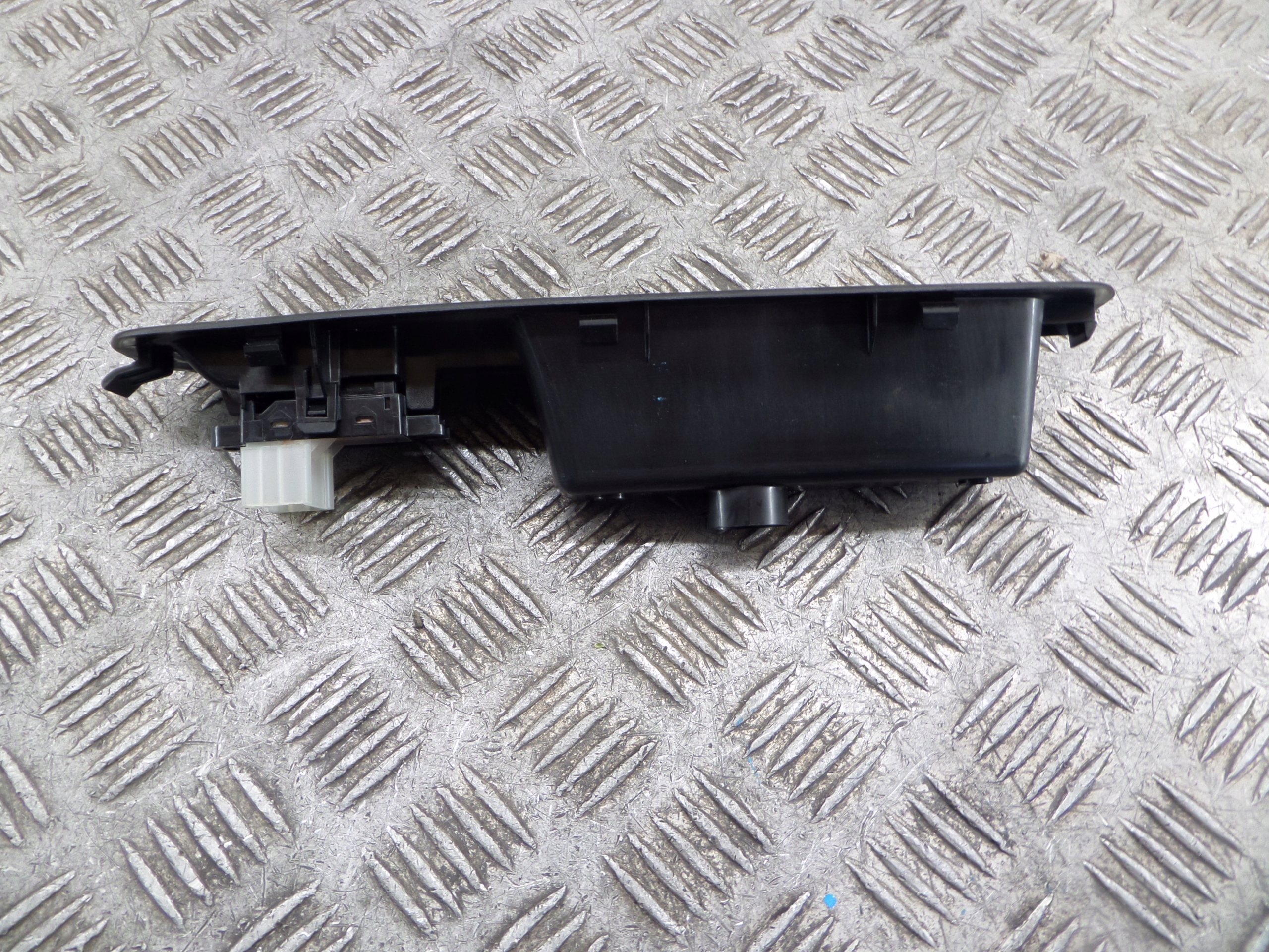 switch windows right rear part RENAULT KADJAR 829508687R