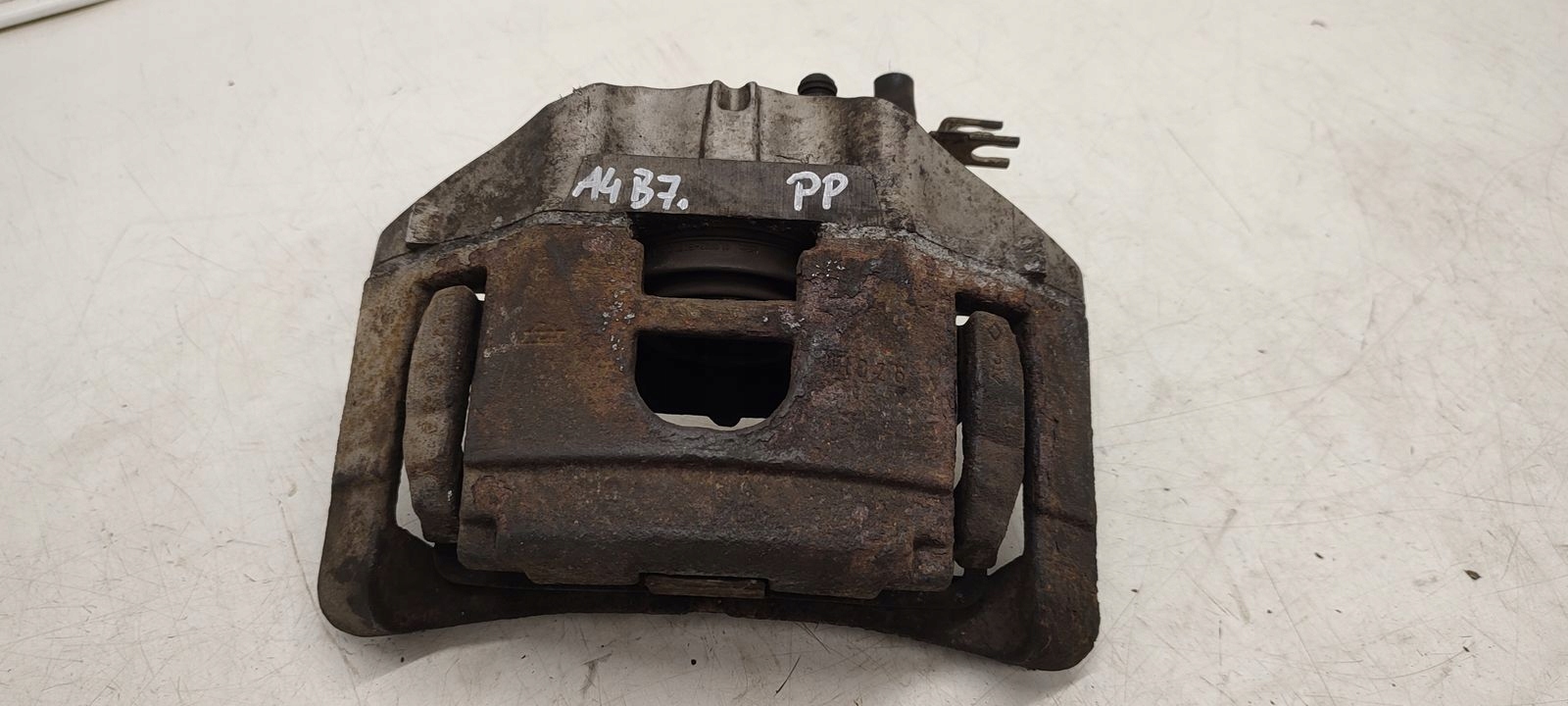 caliper front front right Audi A4 B7 2,7 TDI