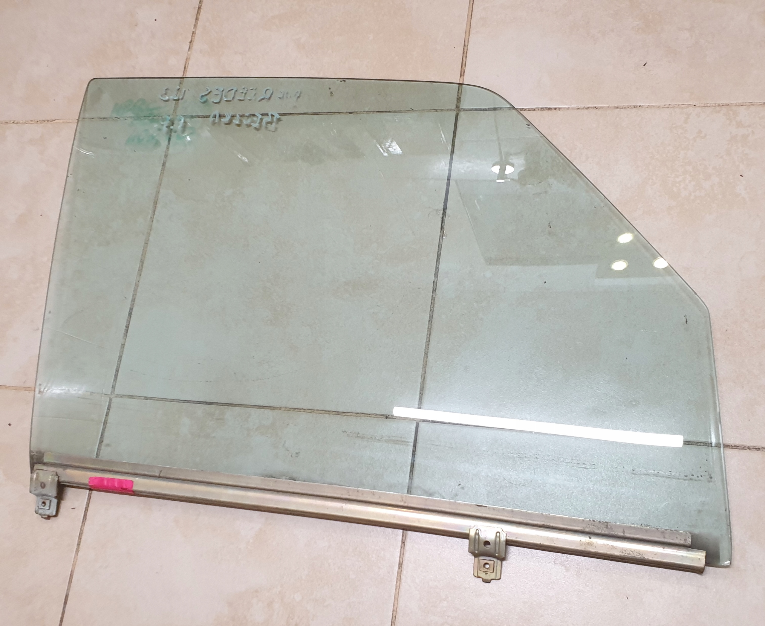 Стекло передней правой двери MERCEDES W123 OE AS2