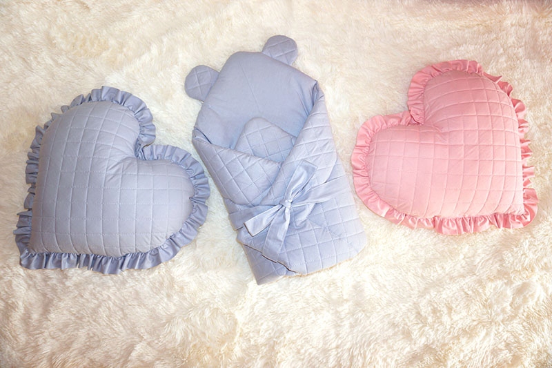 PODUSZKA DEKORACYJNA SERCE PIKOWANE Z FALBANKĄ Długość 45 cm