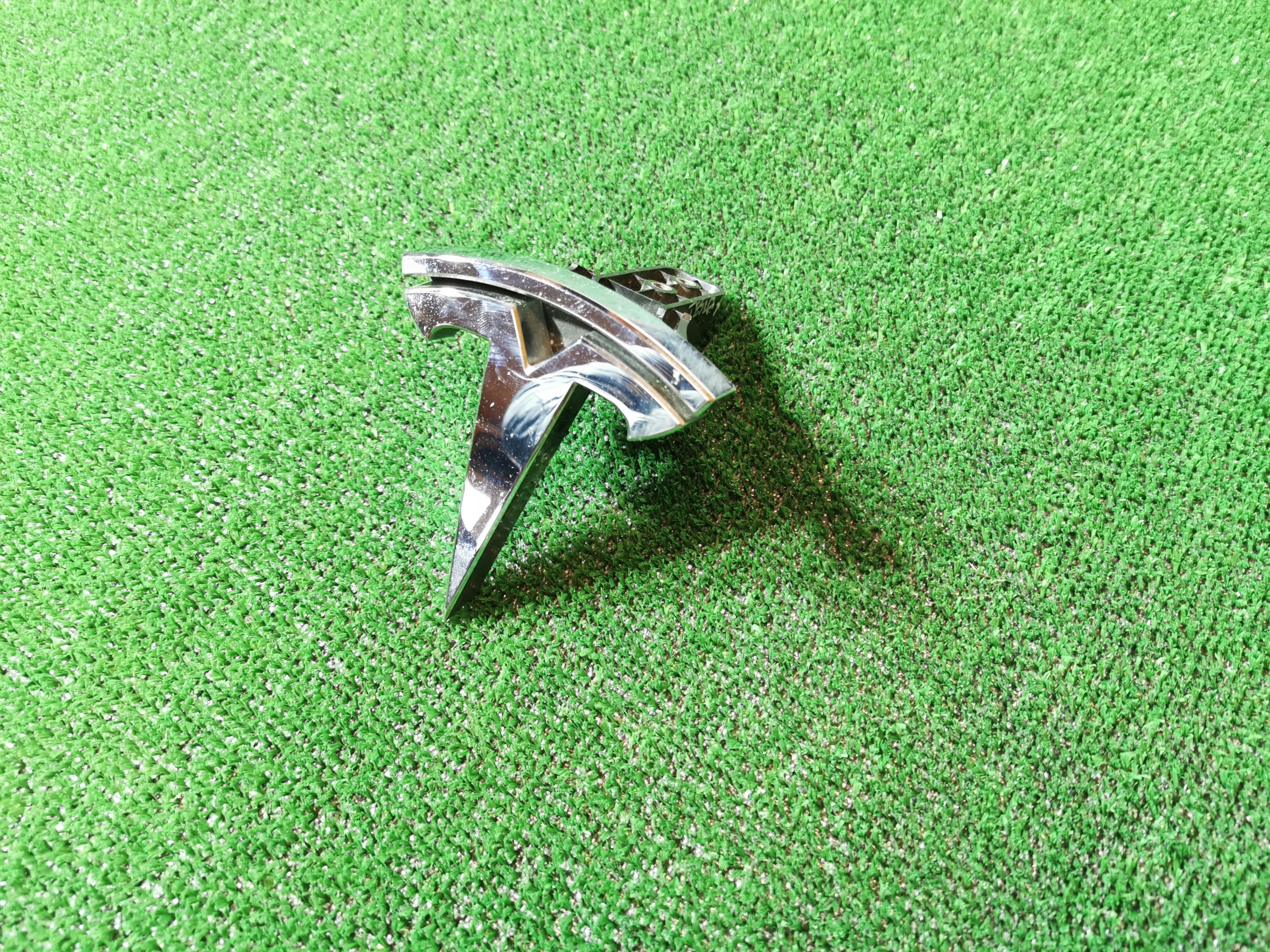 EMBLEMAT ZNACZEK PRZEDNI TESLA MODEL X 1047020-00-C ORG. Marka Tesla