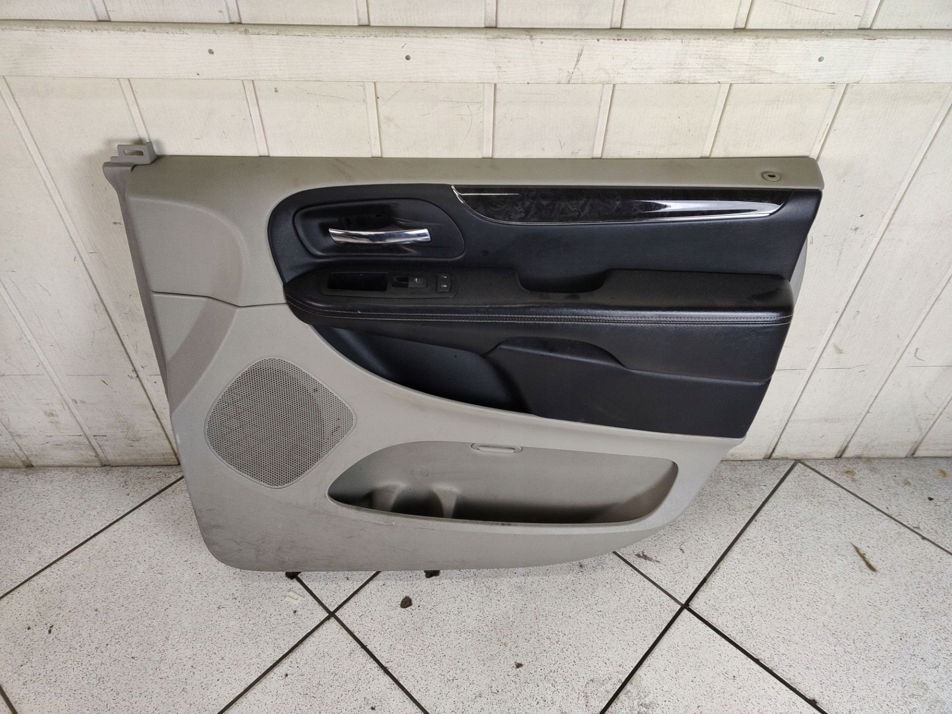 side door front right side Chrysler Town and Country 5 facelift 2012