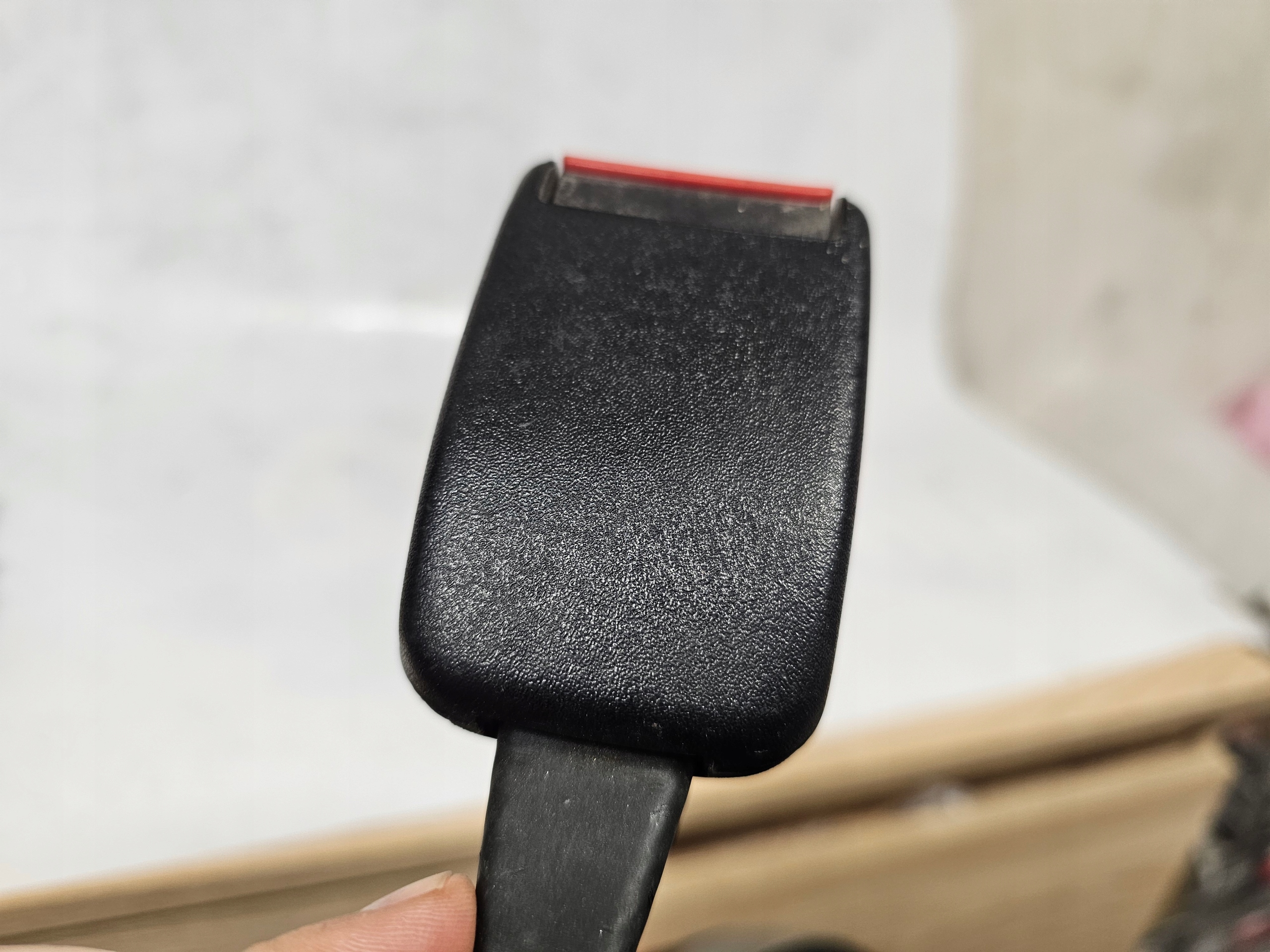 защелка ремня задний Audi A4 B5 8D0857739B