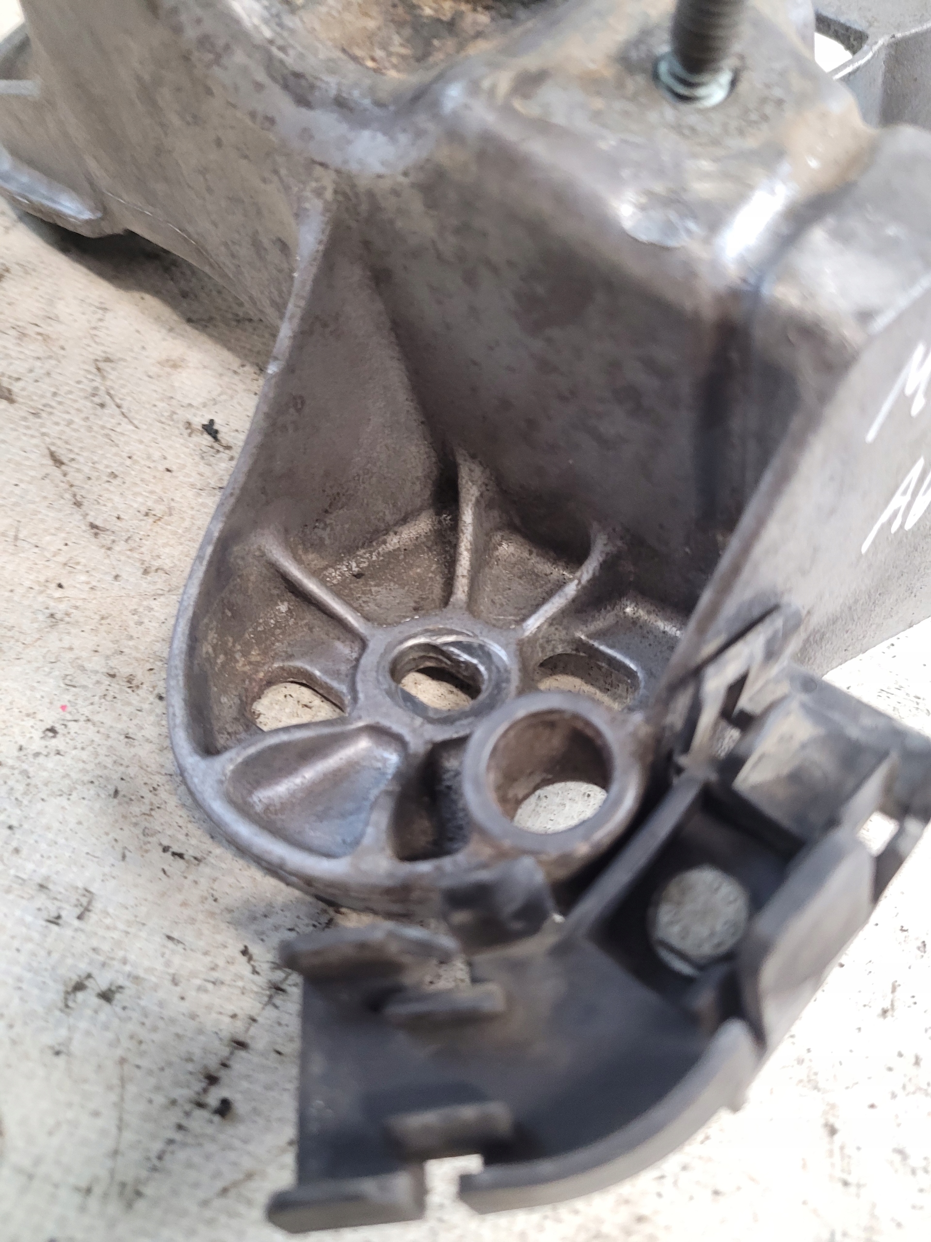 Support Support plaque Moteur OE 4B0199352A AUDI A6 C5 Berline 2.4B