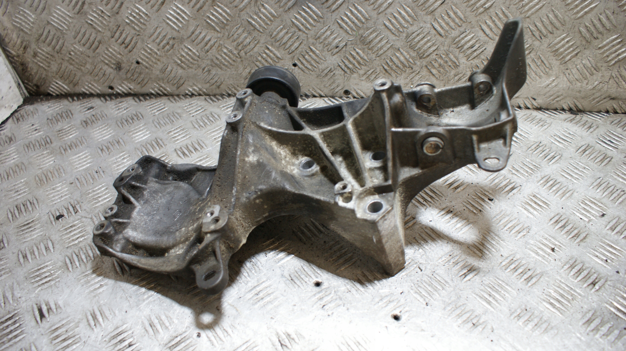Support Support plaque Alternateur RENAULT LAGUNA 2 1.6 1.6v 8200169566