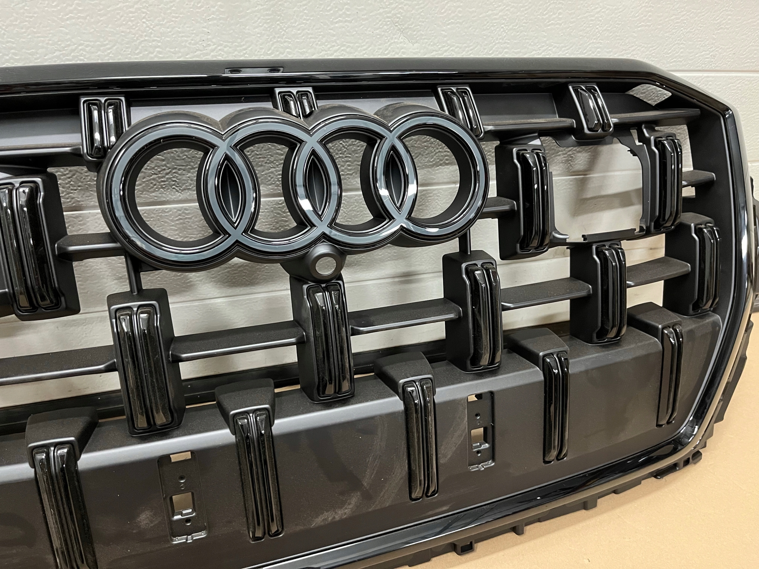 GRILL AUDI Q7 4M0 LIFT 2024 4M0853651BE ATRAPA ZDERZAKA AUDI Q7 II LIFT Producent części Audi OE
