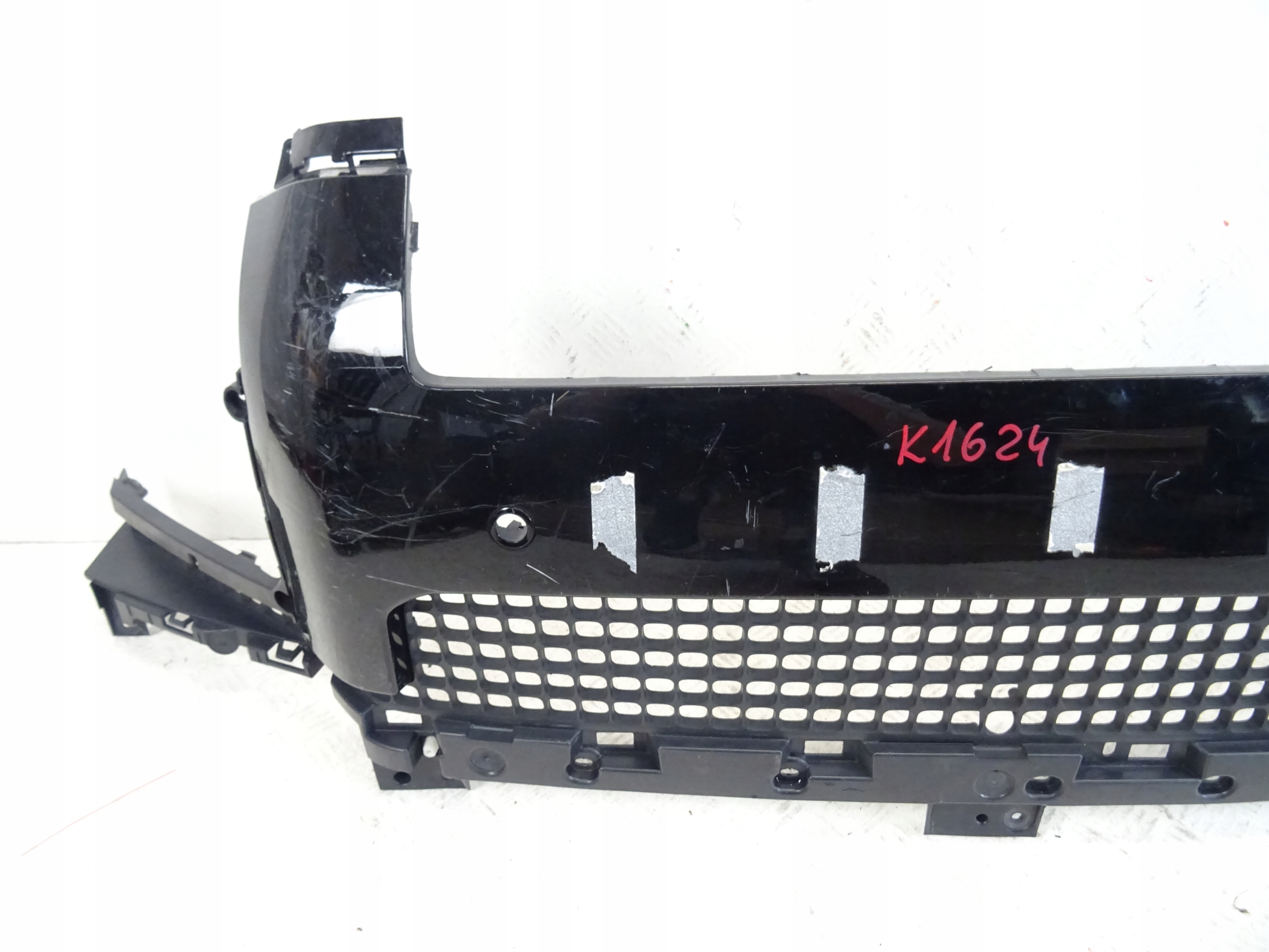 grid of a bumper front front LAND ROVER DEFENDER II L8B2-17F775-A