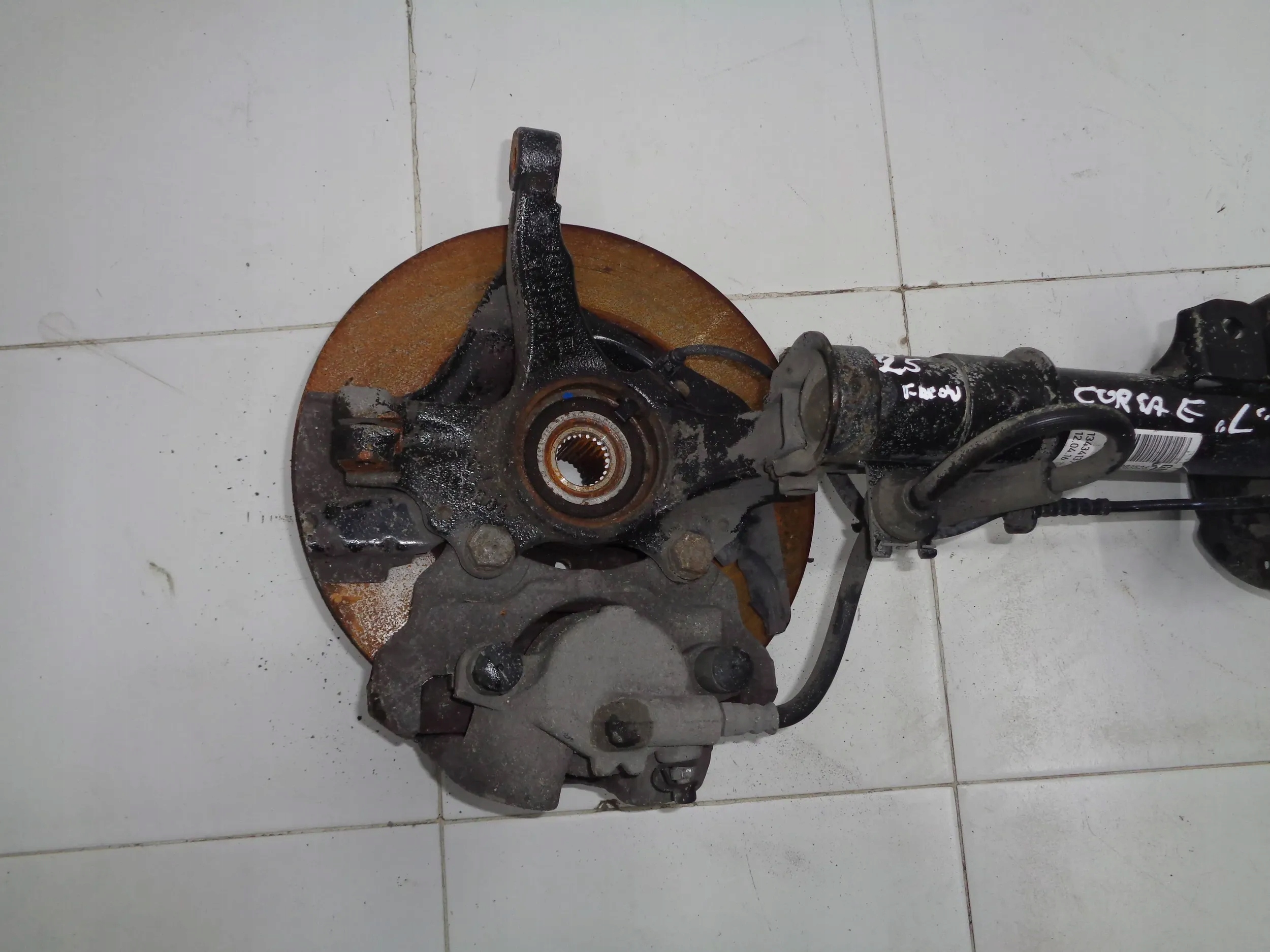 OPEL CORSA E 14-19 1.4T otoč McPherson čepu levá levý předek