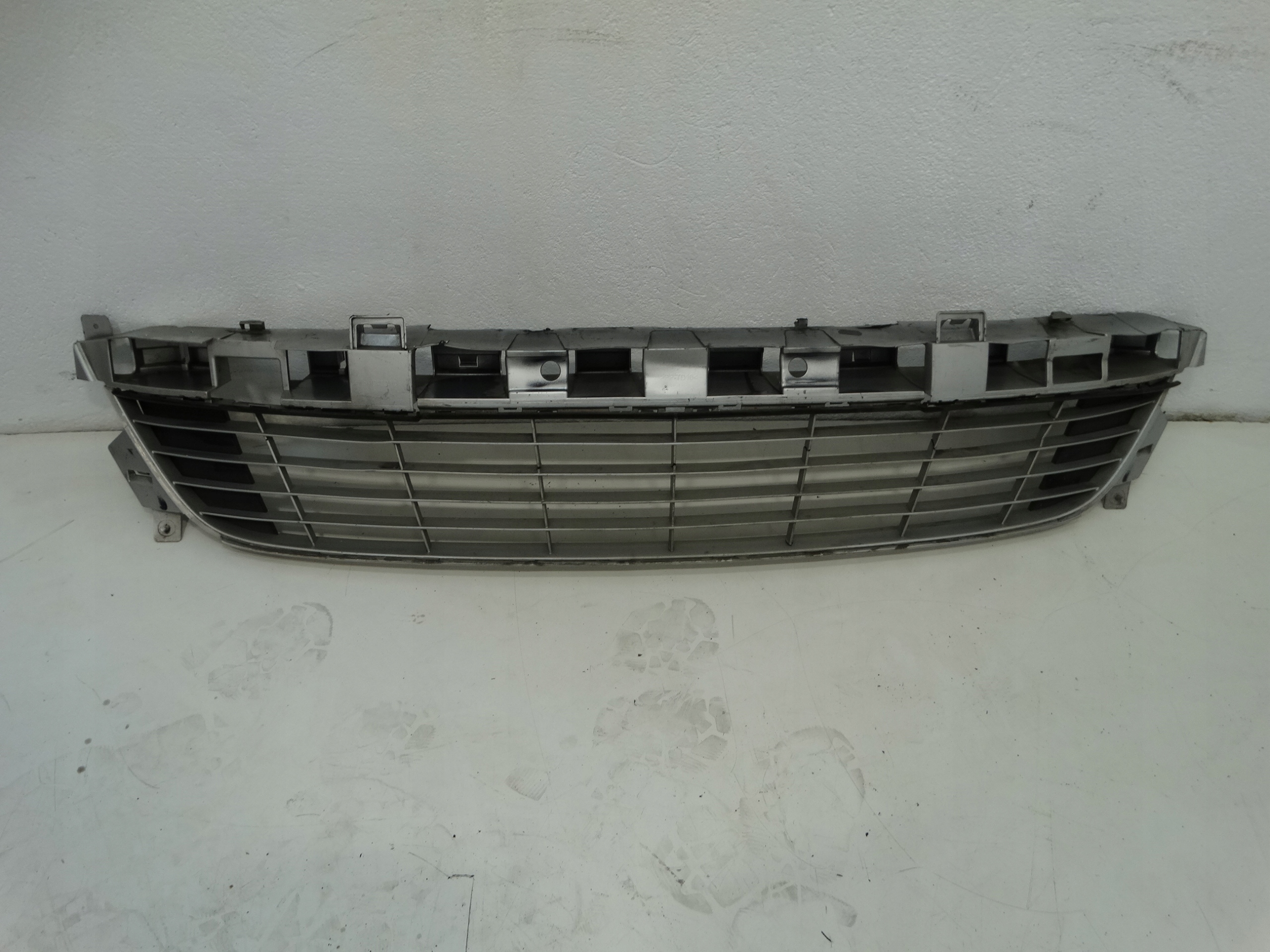 grid of a bumper central front RENAULT SCENIC III 622540016R