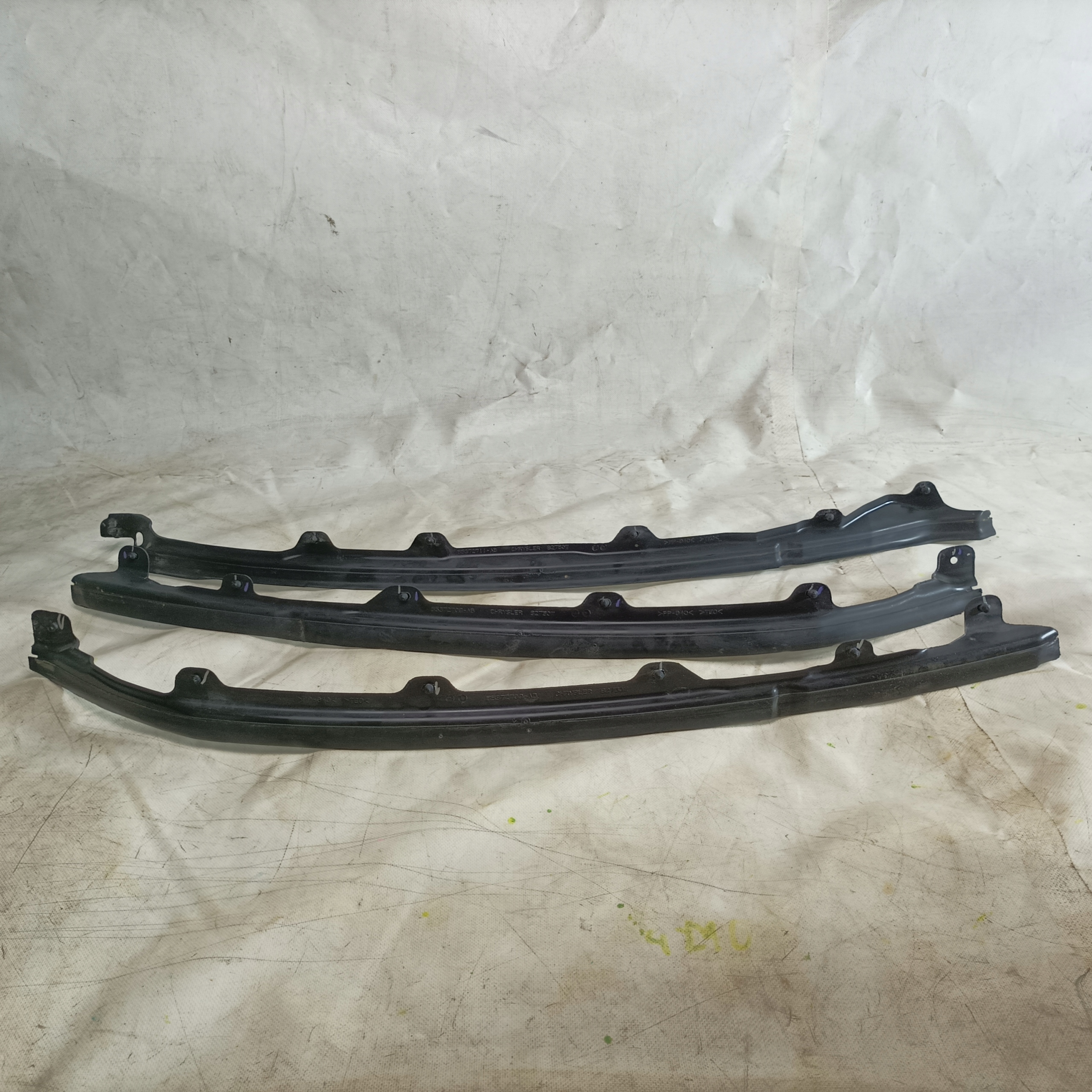 55372708AB - Dodge Ram 1500 09-19 прокладка стійки США