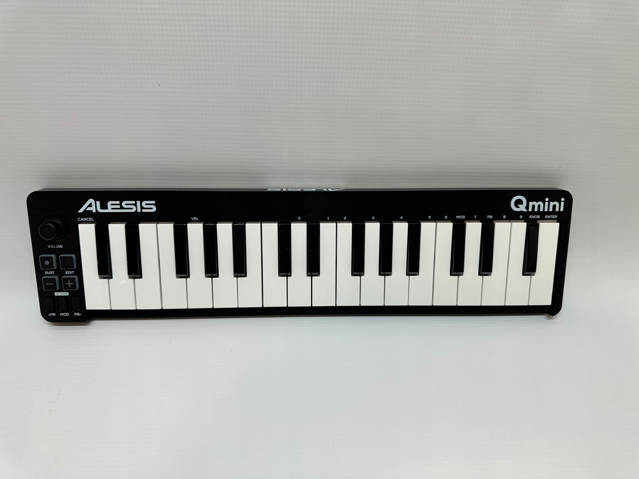 Alesis Qmini - przenośny 32-przyciskowy kontroler USB MIDI Model Qmini