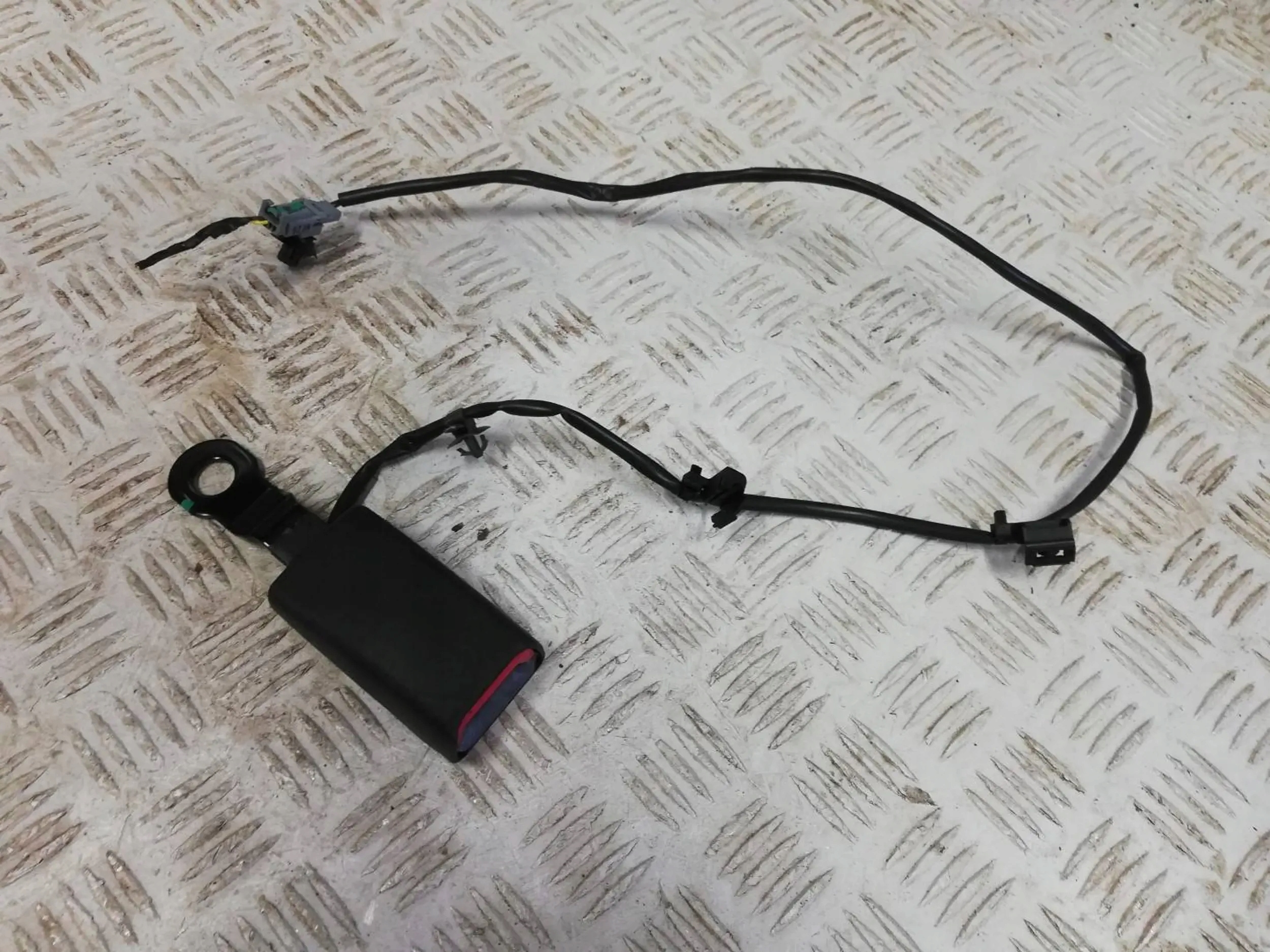 Dacia SPRING крепление защелка ремня