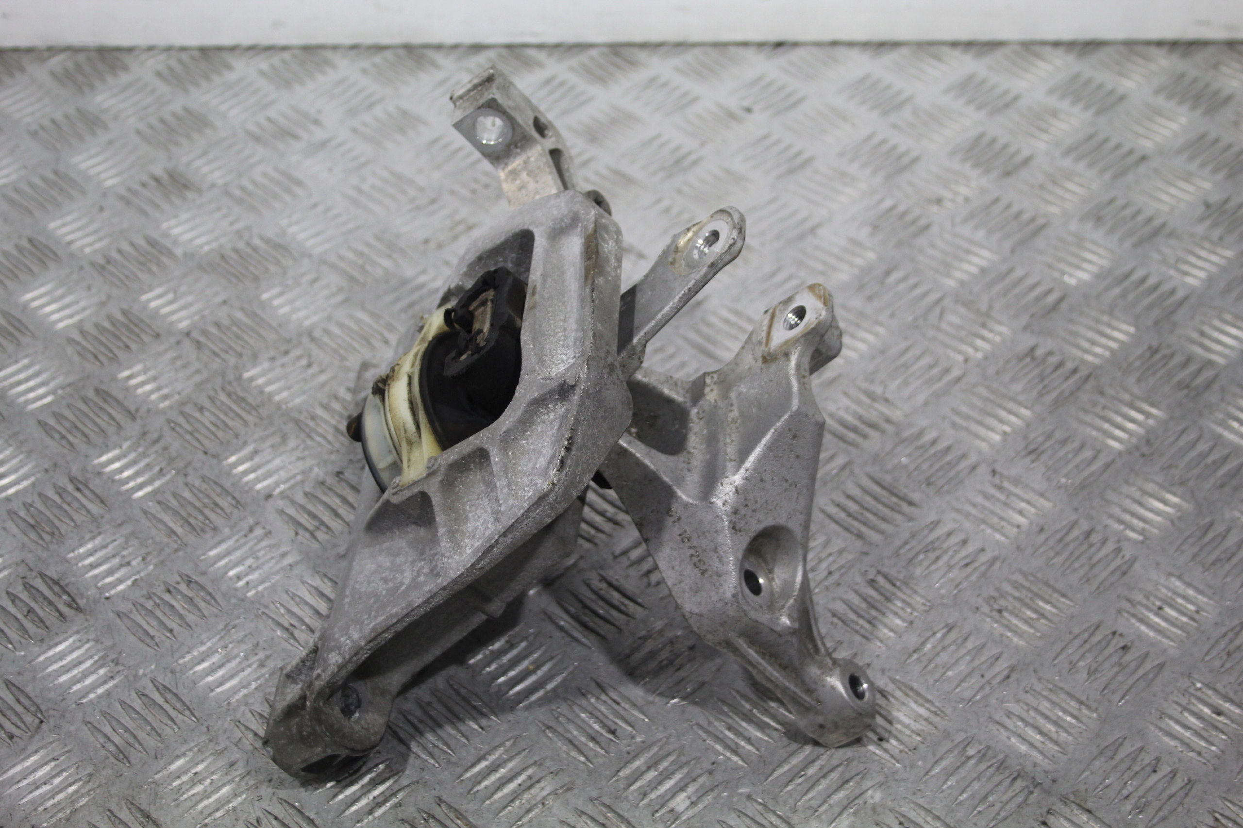 holder engine mount PEUGEOT TRAVELLER