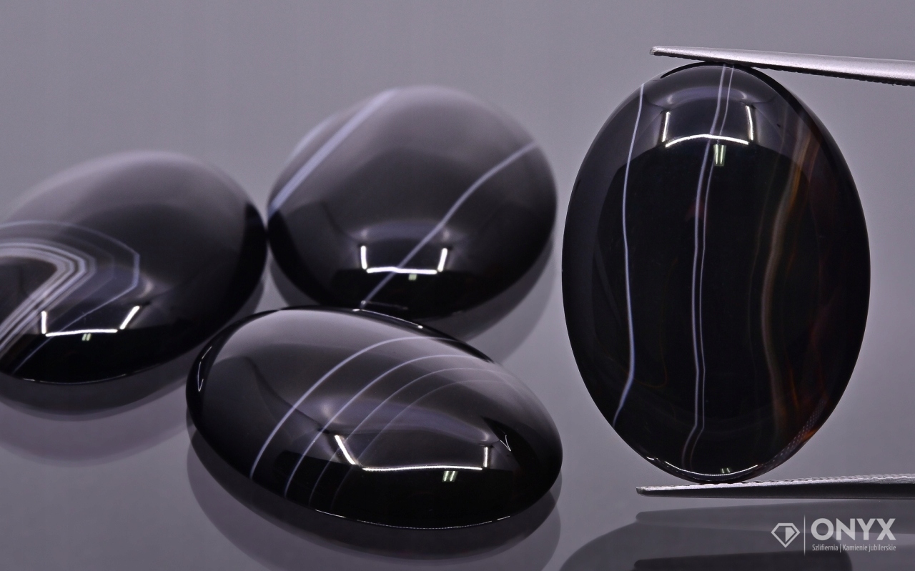 Onyx pruhovaný kabošon ovál 25x18 mm