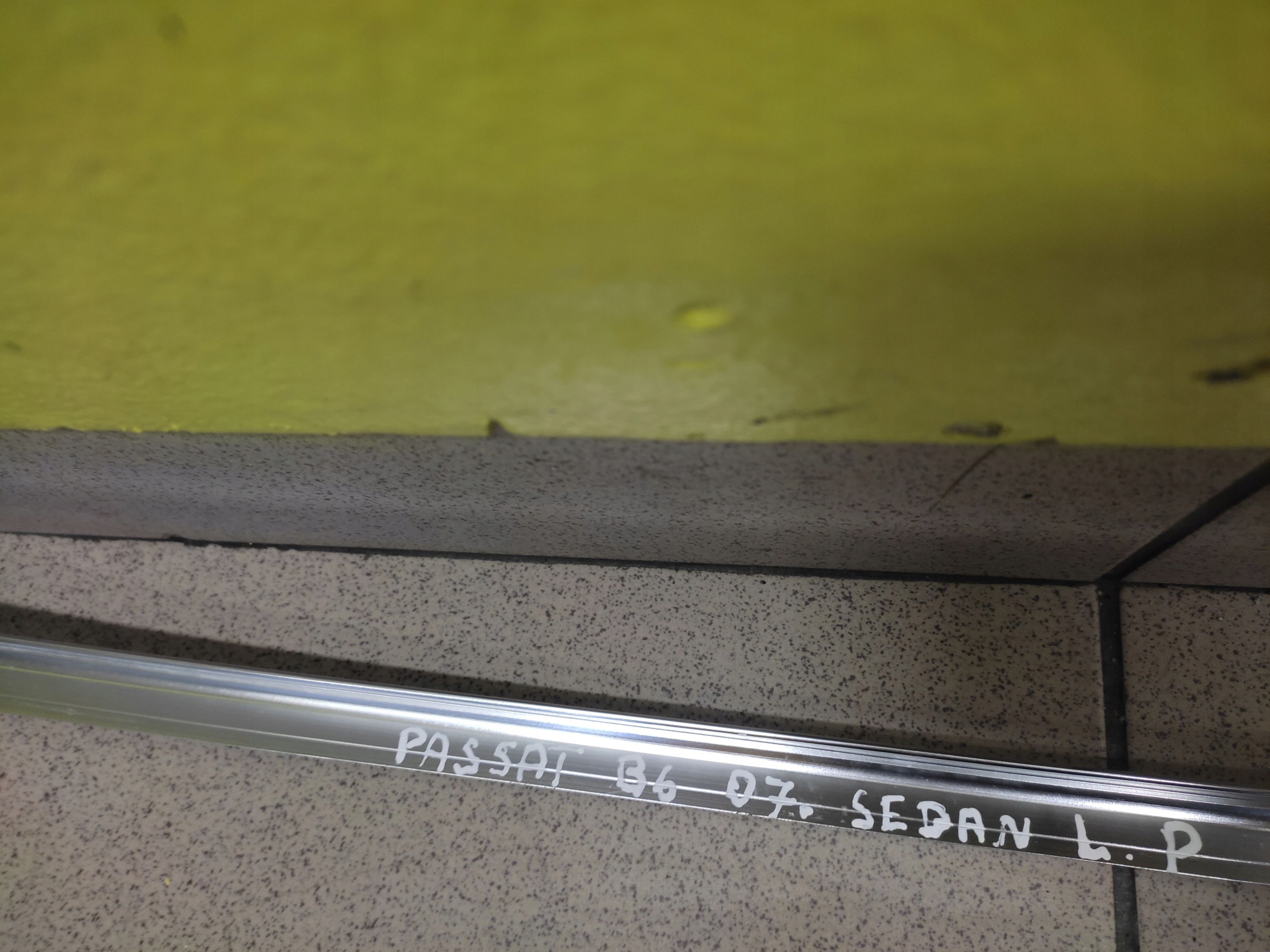 VW PASSAT B6 Sedan CHROM links vorne 3C4837643B