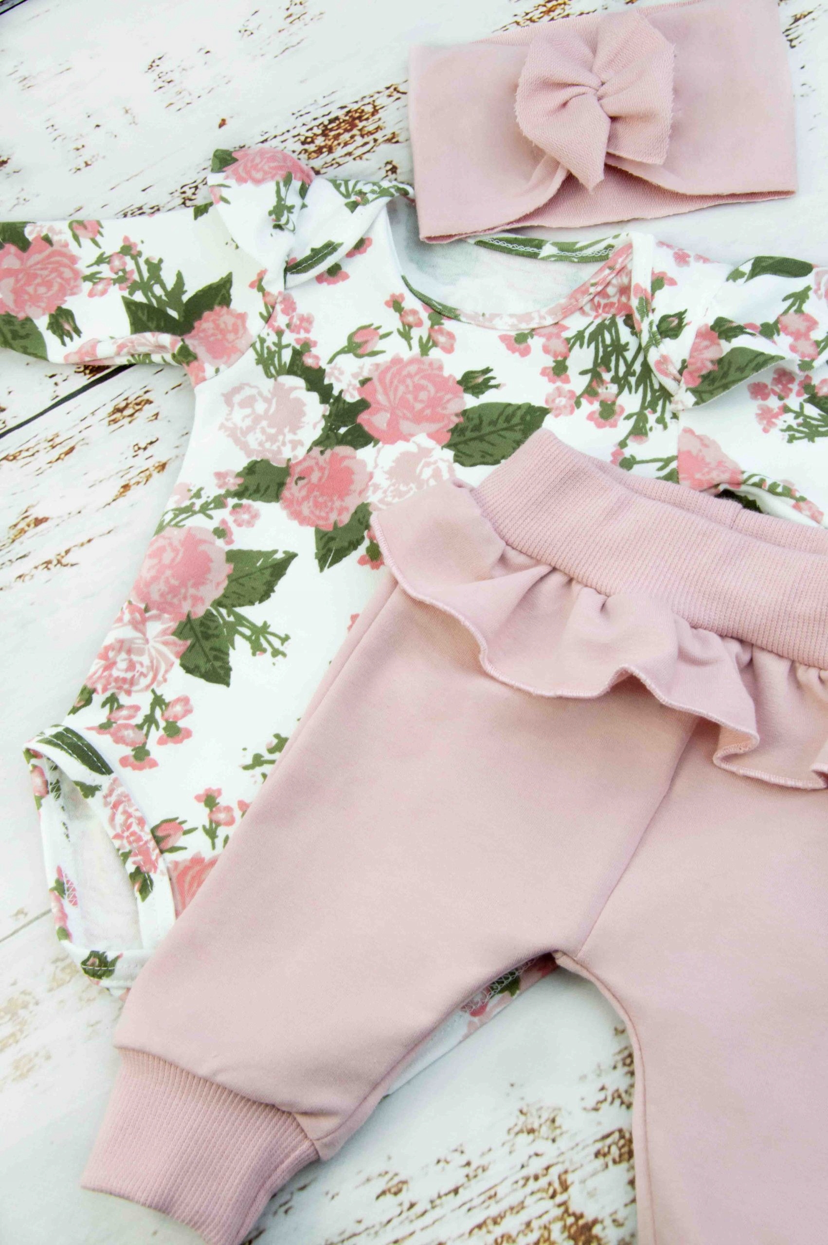 KOMPLET NIEMOWLĘCY SPODENKI Z BODY + OPASKA 68 Kod producenta ubranko na prezent dla dziewczynki