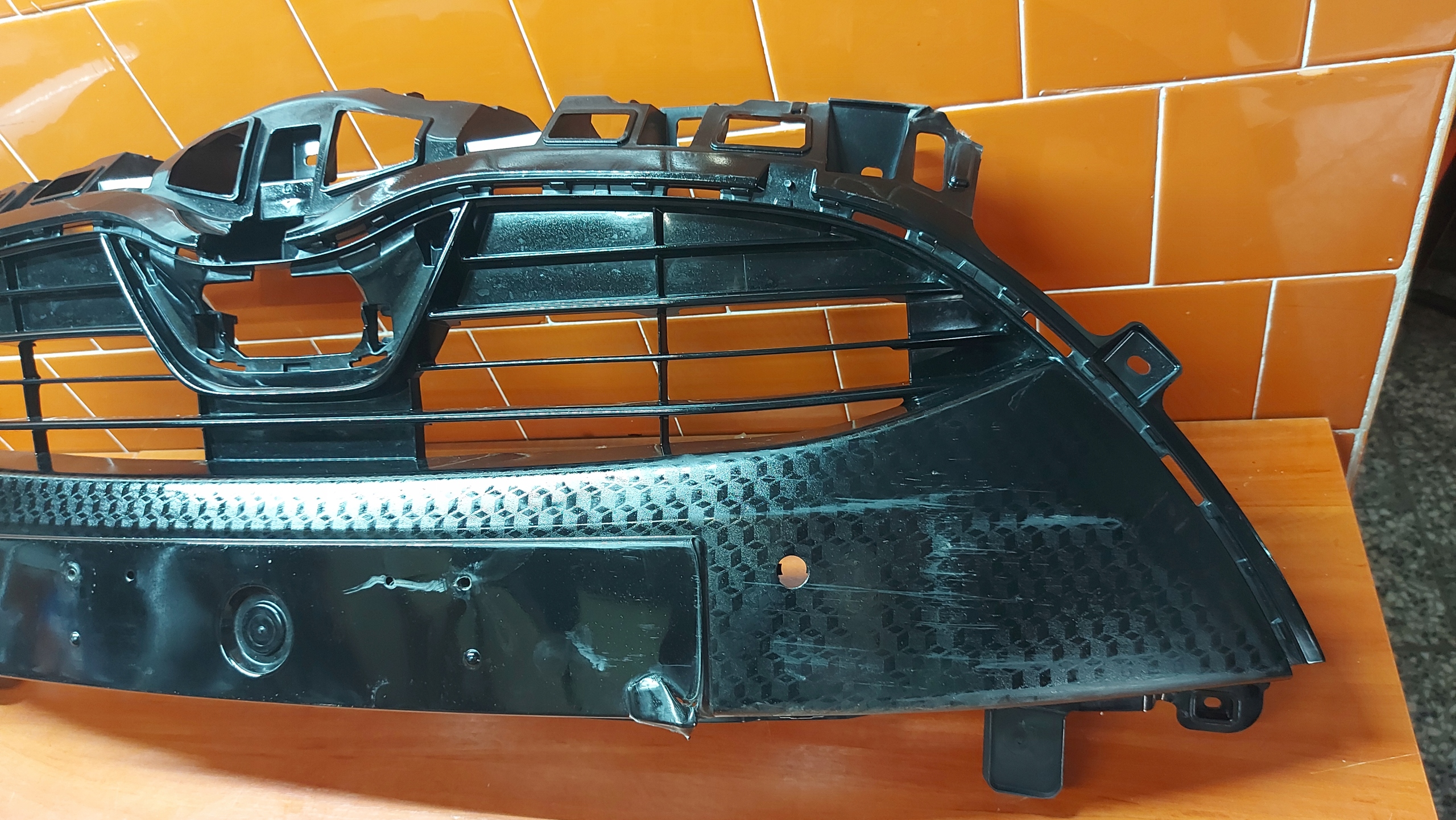grid of a bumper central lower front front TOYOTA YARIS IV 20