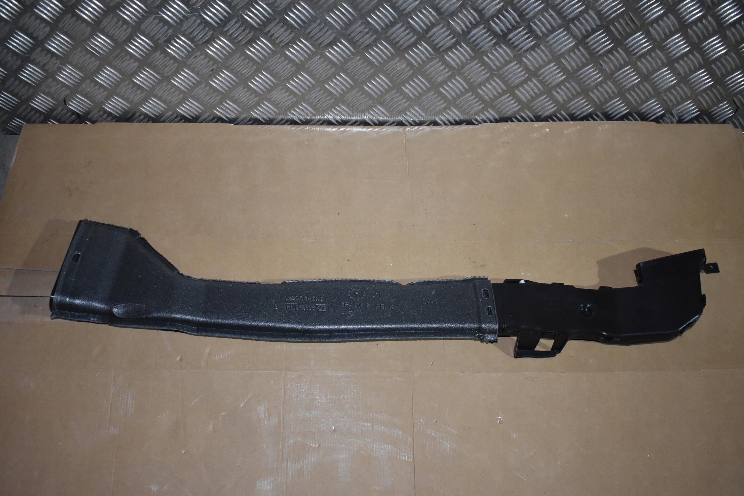 IDEALNY drain left air duct air line LAMBORGHINI URUS 1