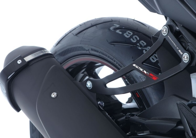 EH0078BKA - КРЕПЛЕНИЕ ВЫХЛОПНОЙ ТРУБЫ + КРЫШКА ПОДНОЖКИ RG SUZUKI