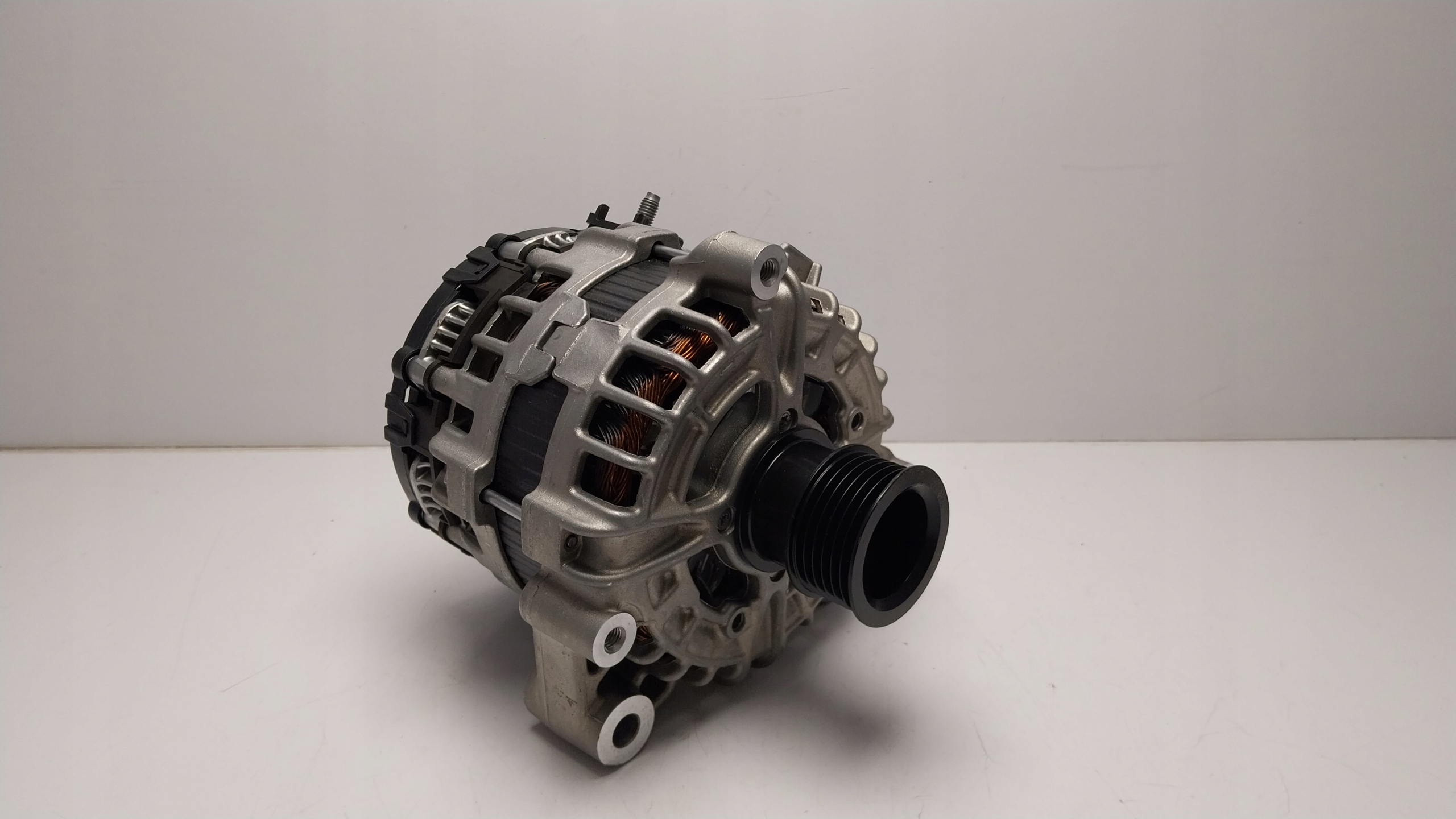 BMW 3 G20 G21 генератор 7102529