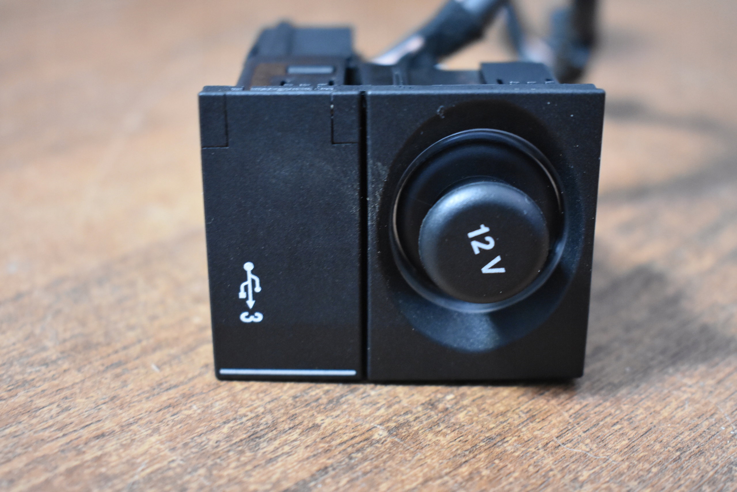 IDEALNY GNIAZDO ZAPALNICZKI PORTU USB MERCEDES W213 W257 X290 1