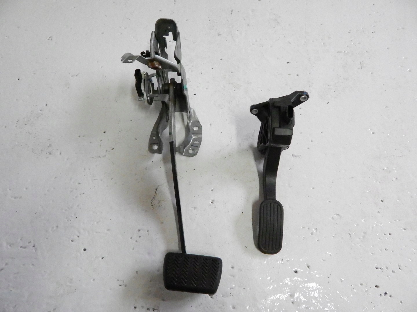 1 - ПЕДАЛІ TOYOTA CHR 16-19