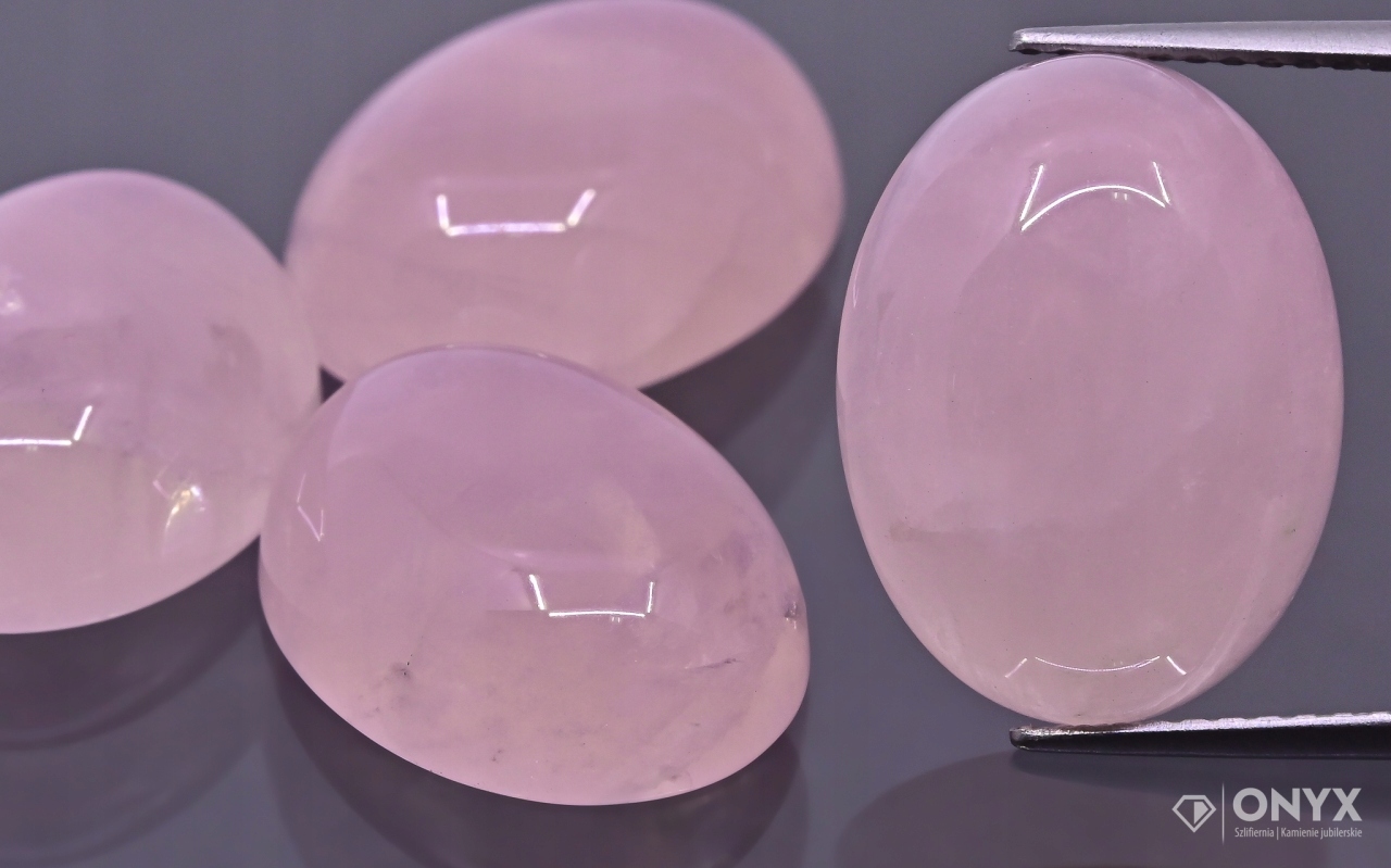 Růženín A kabošon ovál 18x13 mm